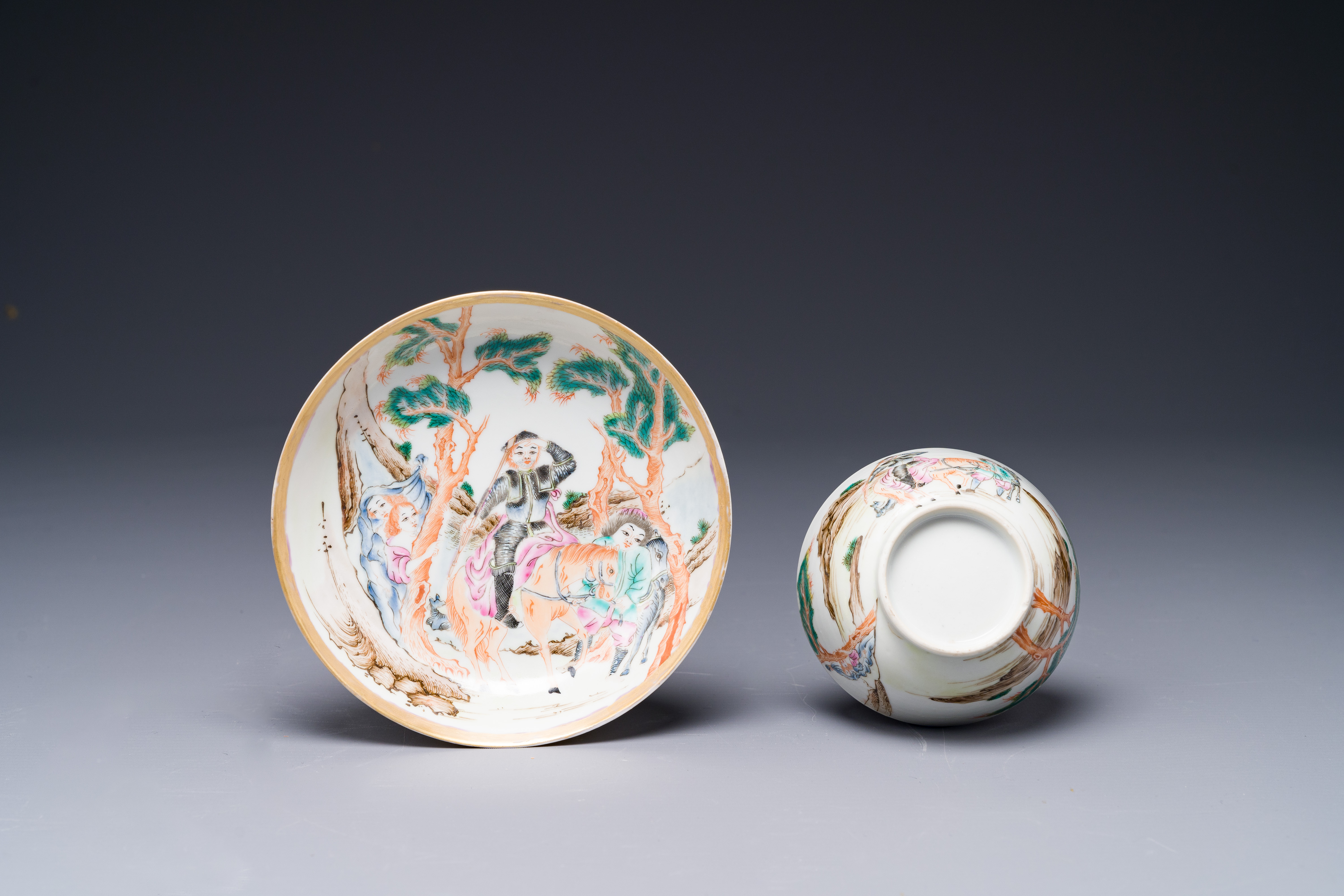 A Chinese famille rose 'Don Quixote' cup and saucer, 18/19th C. - Image 4 of 6