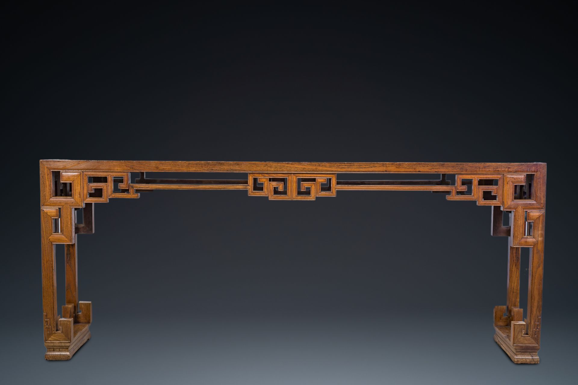 A large Chinese elm wood 'tiaoan' with geometric design, 19/20th C. - Bild 2 aus 10