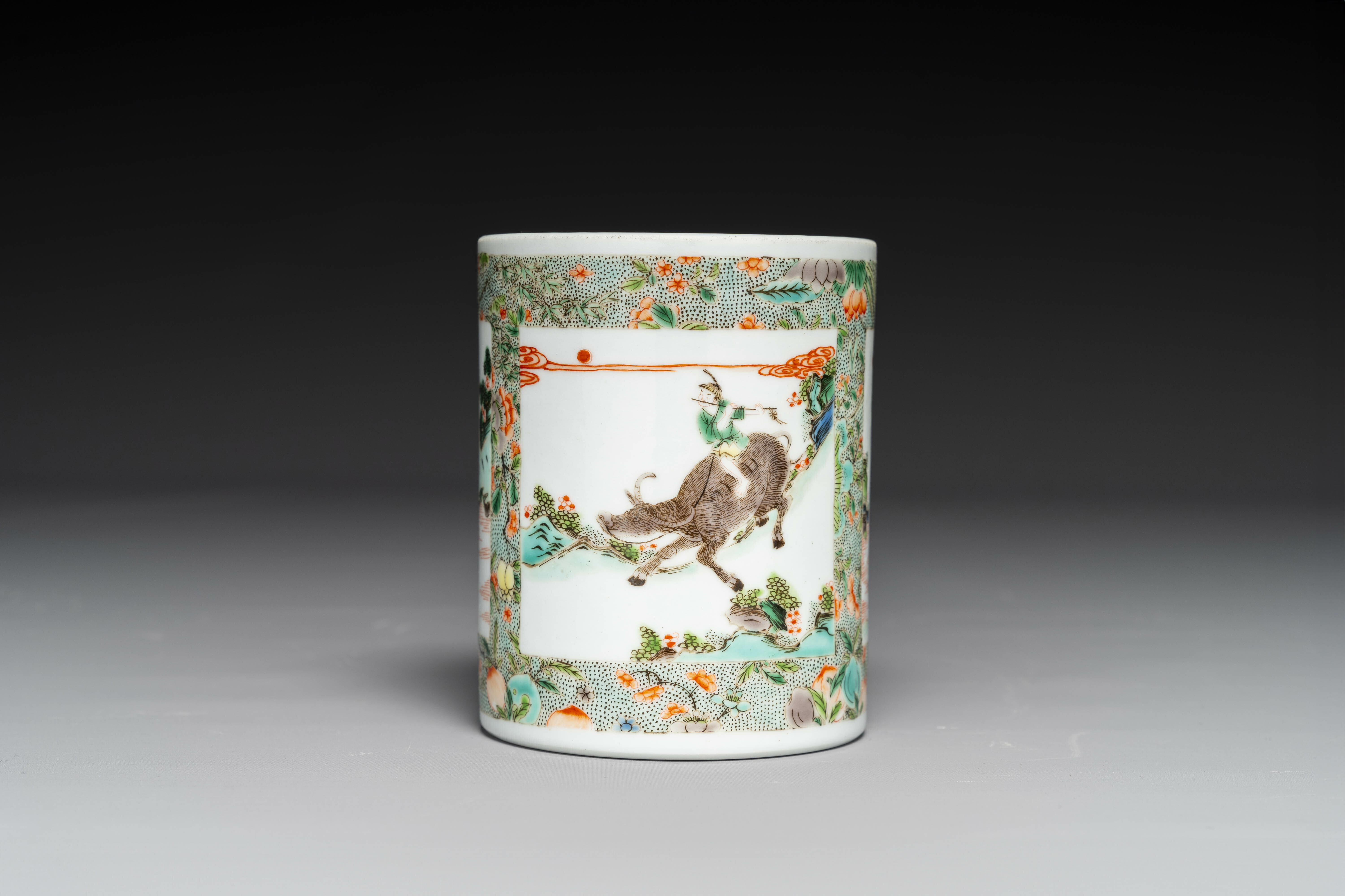 A Chinese famille verte brush pot with figural design, 19th C. - Image 3 of 5