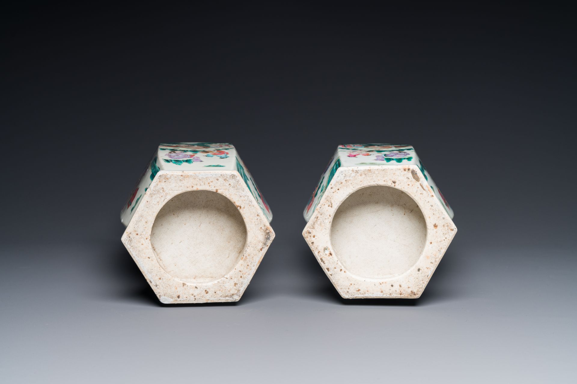 A pair of Chinese hexagonal famille rose vases, 19th C. - Bild 3 aus 3