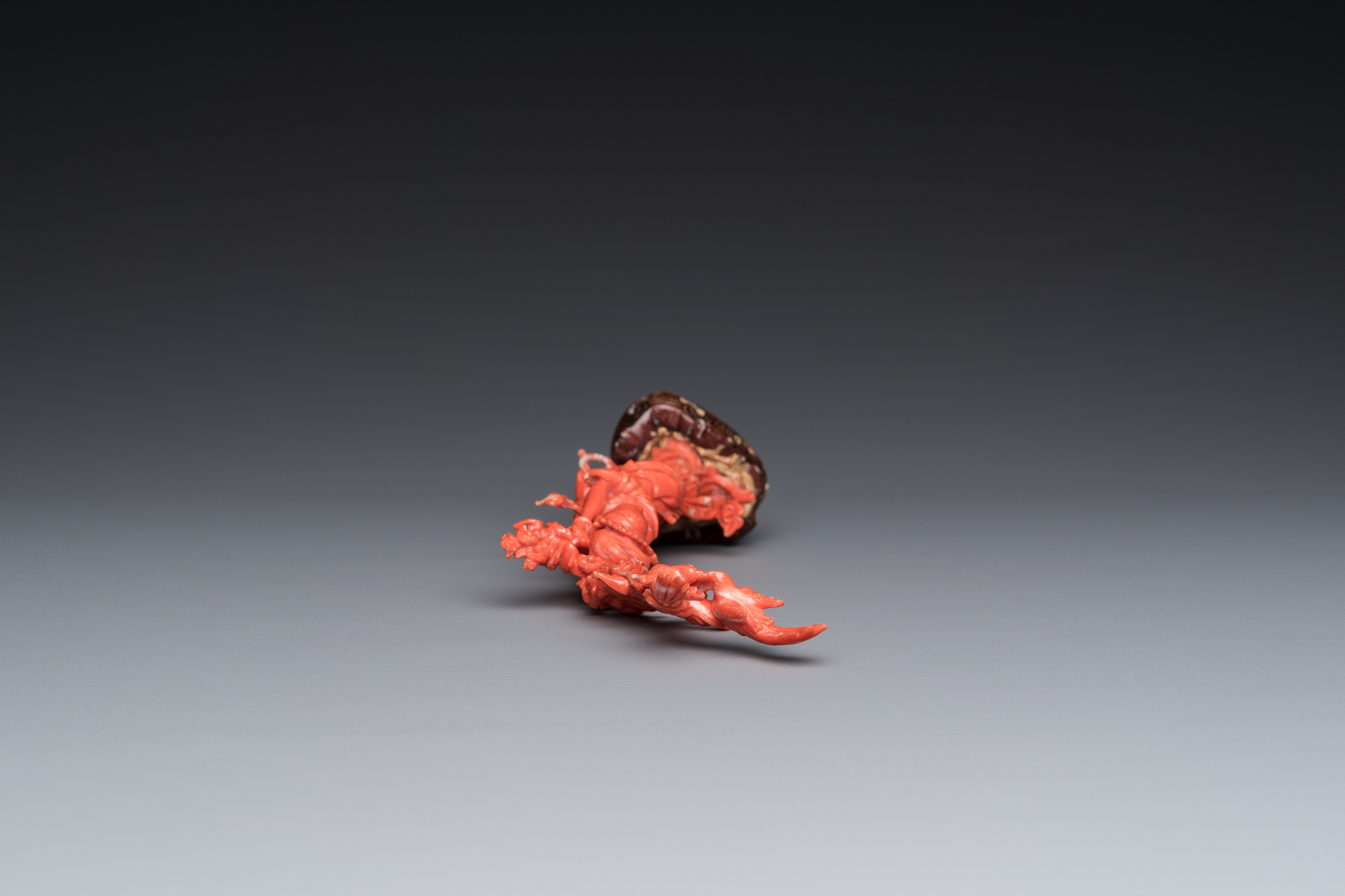 A Chinese red coral figure of a standing lady holding a vase, 19/20th C. - Image 5 of 14