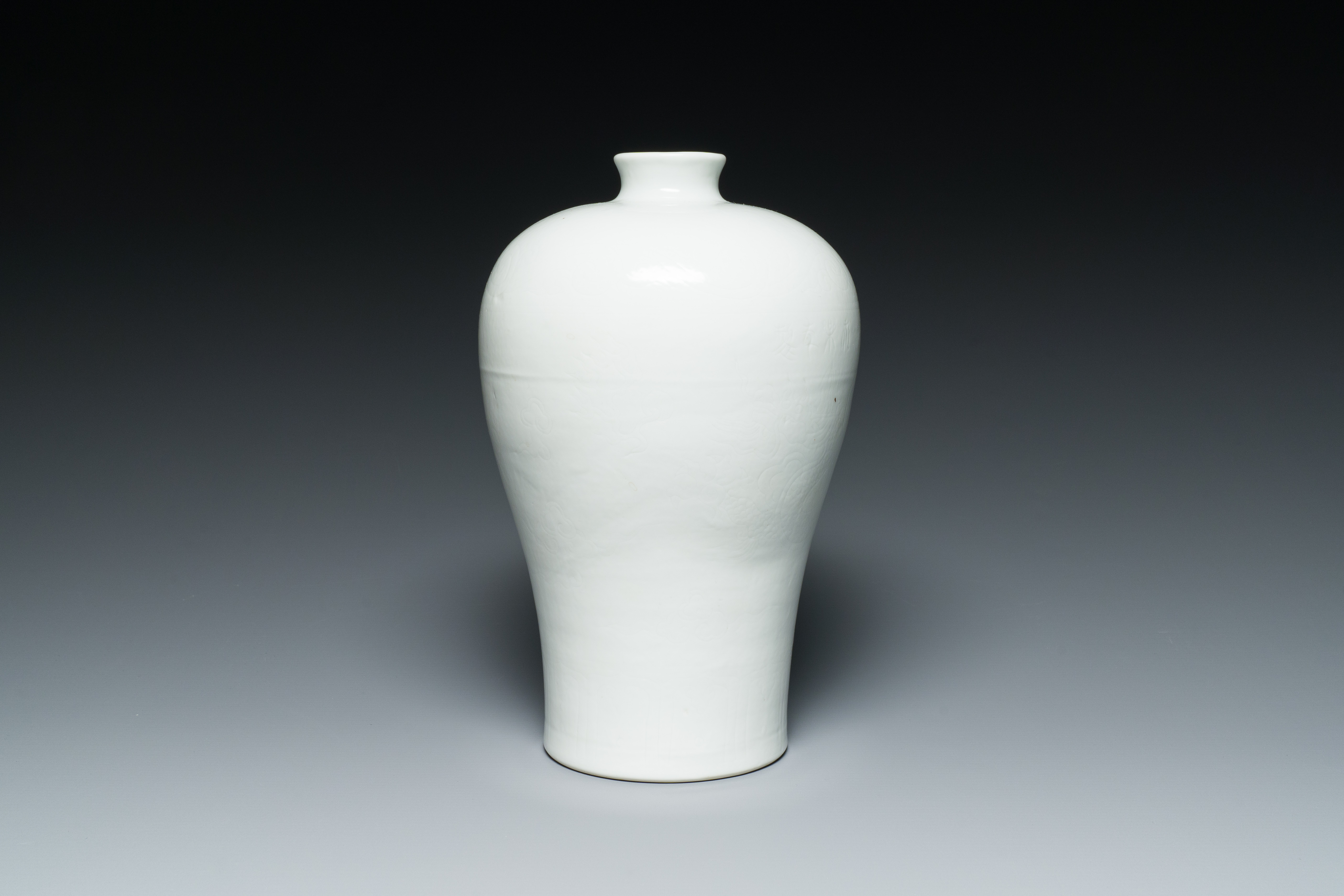 A Chinese monochrome white-glazed 'meiping' vase with anhua dragon design, 19th C. - Image 3 of 6