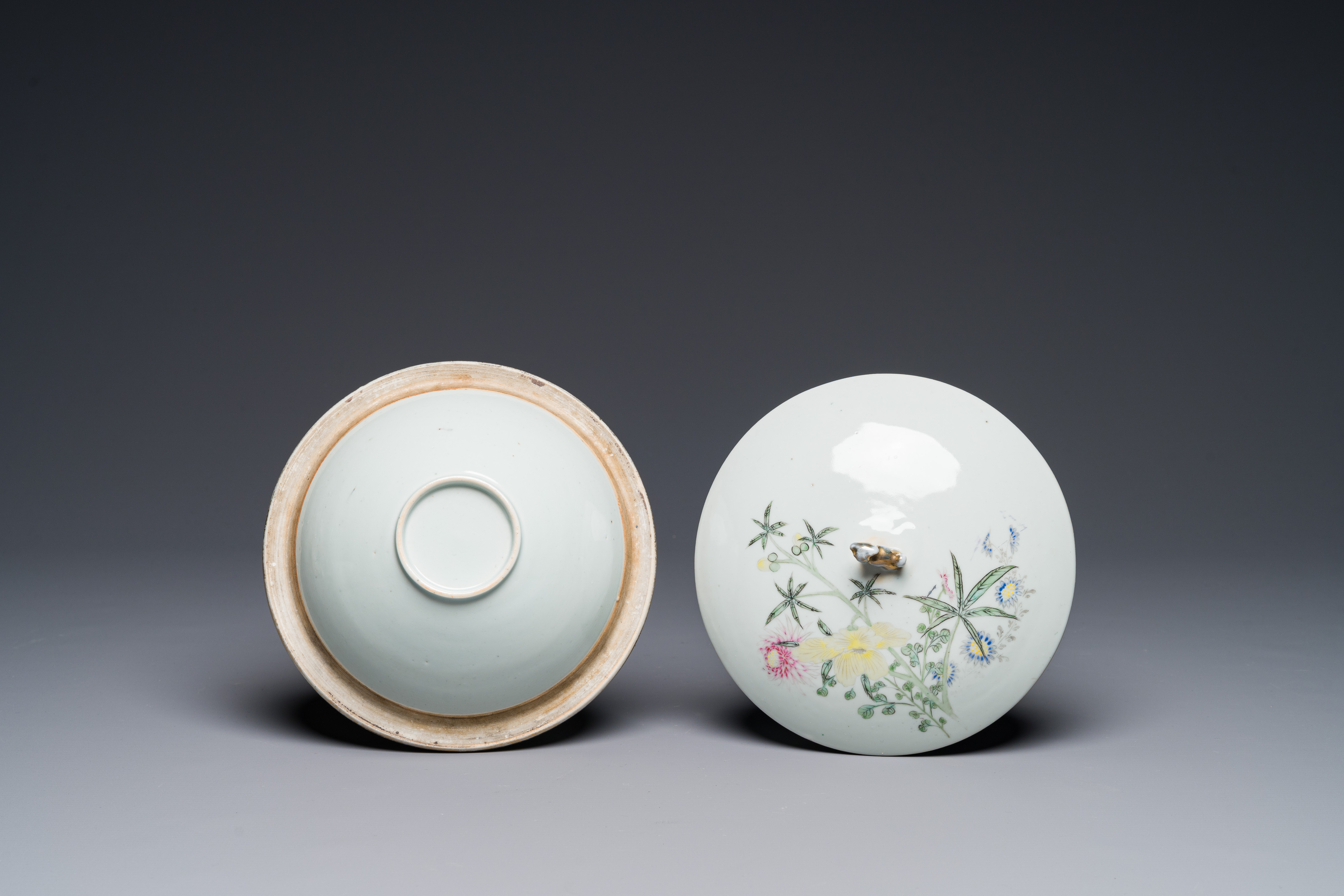 A Chinese famille rose covered bowl, a vase and a blue and white celadon-ground jar, 19/20th C. - Image 4 of 4