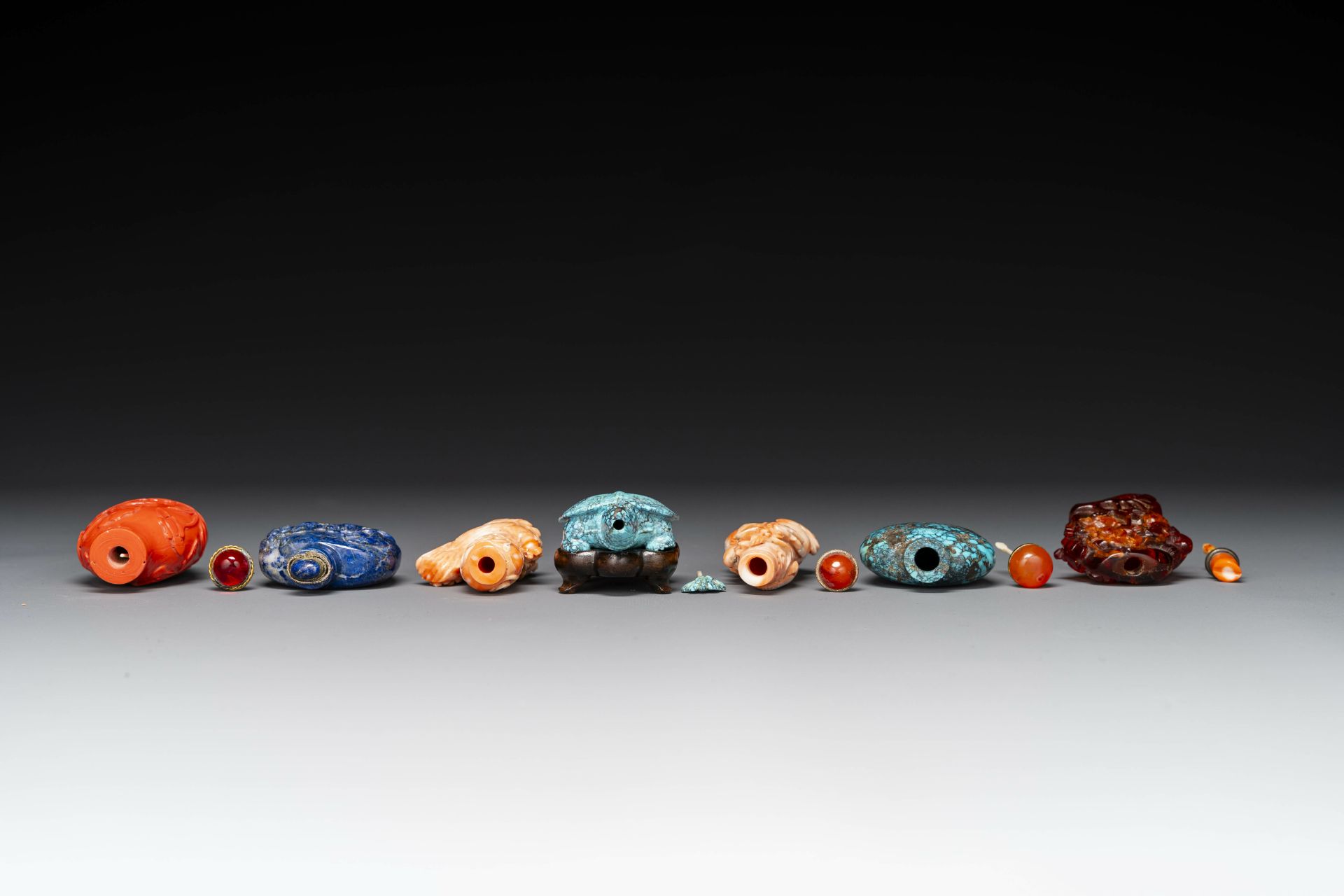 Seven varied Chinese snuff bottles of precious stone, red coral, glass and amber, 19th C. - Image 6 of 7