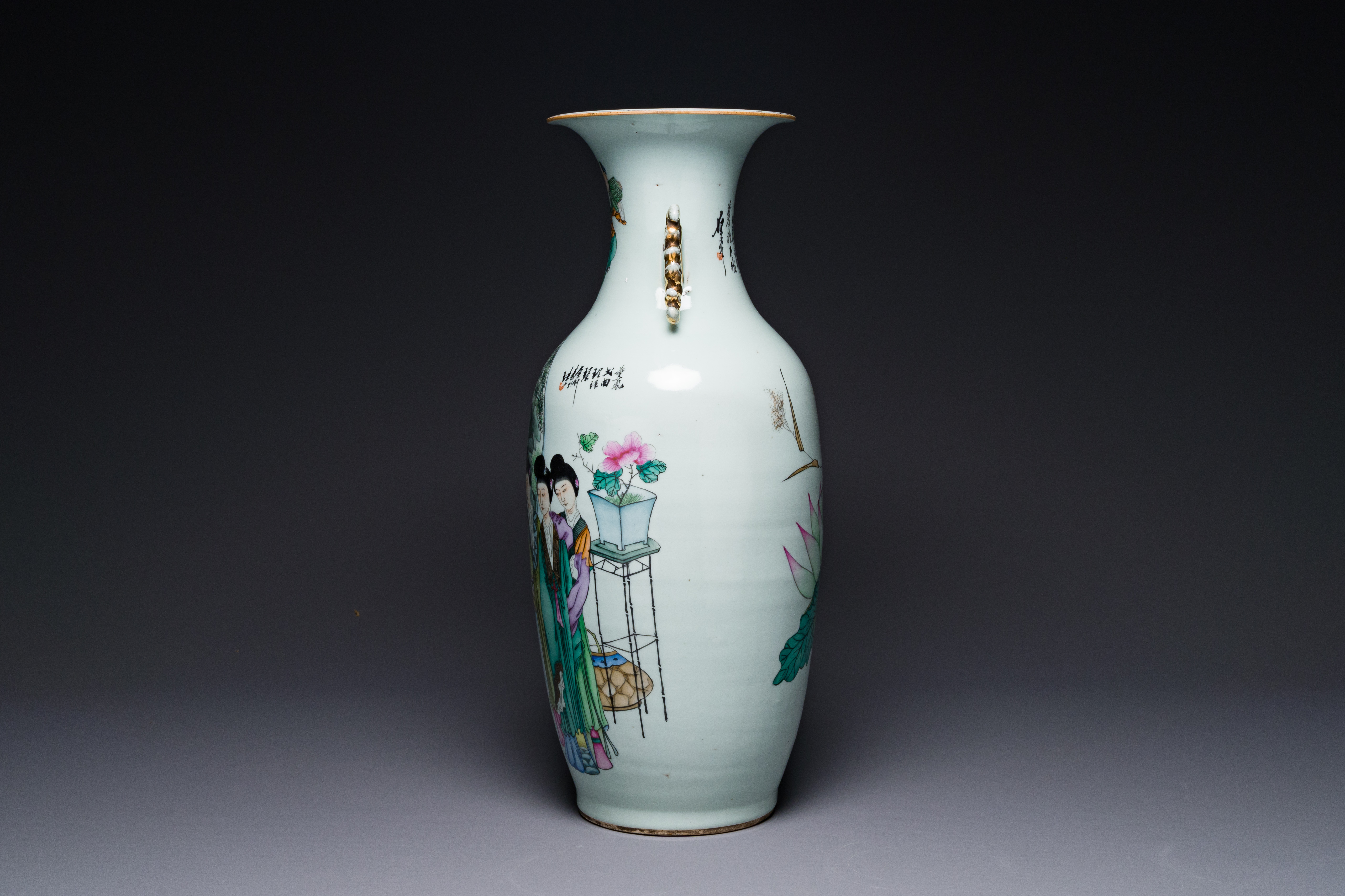 A Chinese famille rose vase, Yu Zhao ä½™é’Š signed, 19/20th C. - Image 2 of 6