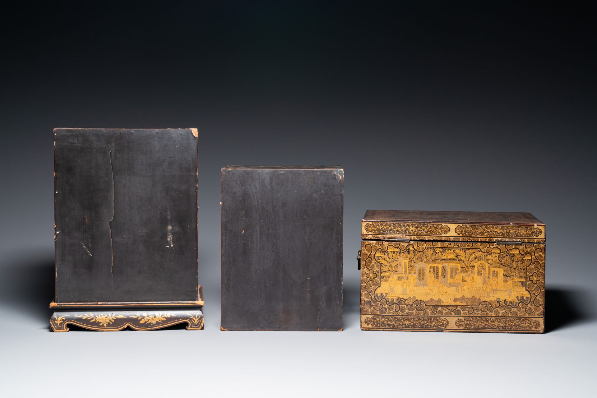 Two Chinese Canton gilt black lacquer miniature cabinets and a box, 19th C. - Bild 4 aus 10