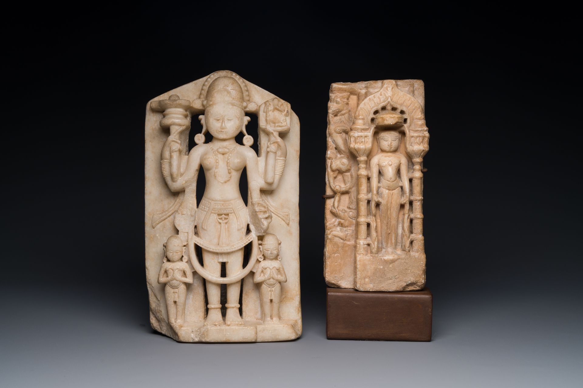 A white marble fragment of Parvati and a white marble fragment of Tirthankara, India, 12/13th C. - Bild 2 aus 9