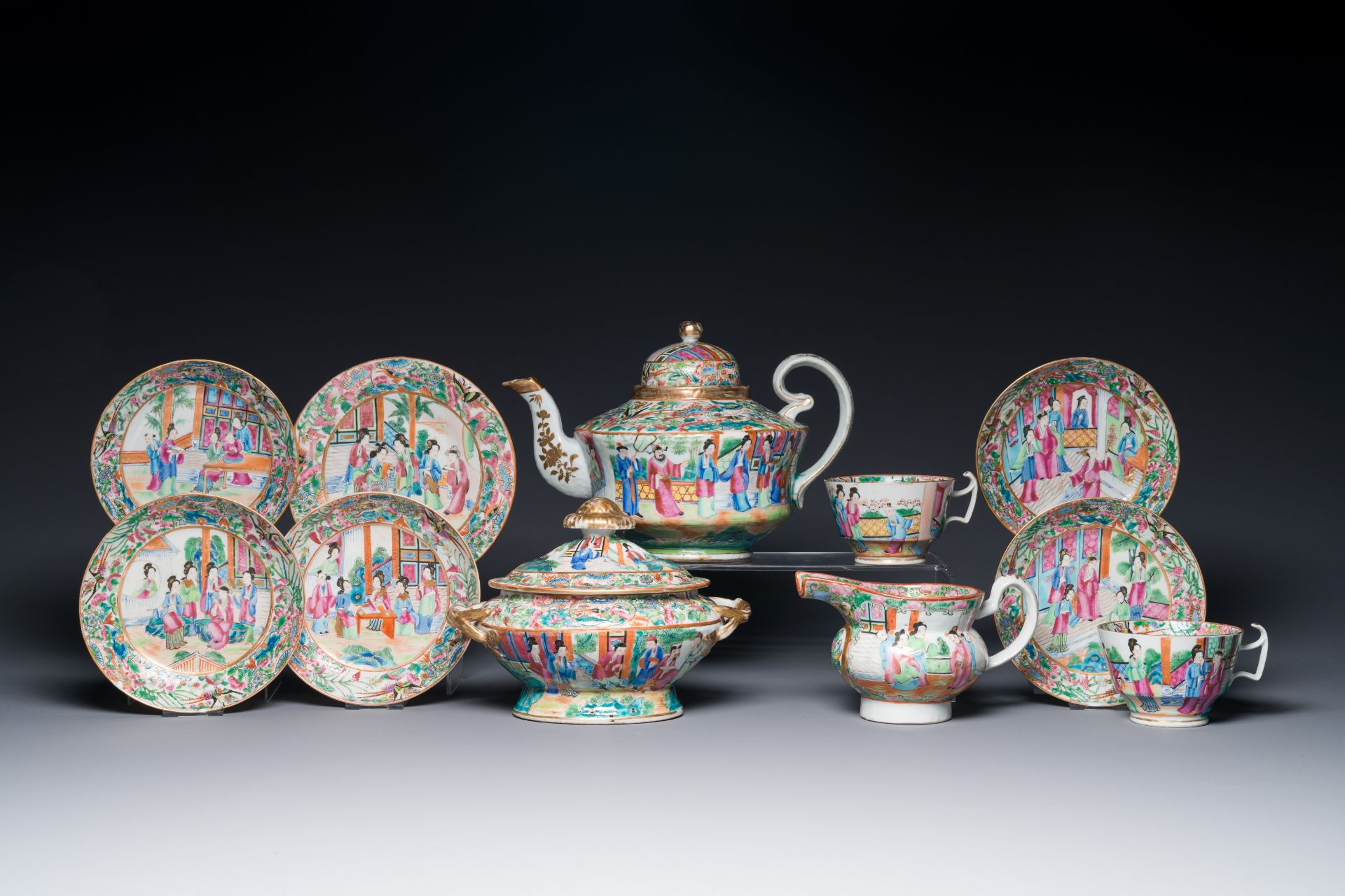 A Chinese Canton famille rose 11-piece tea service, 19th C.