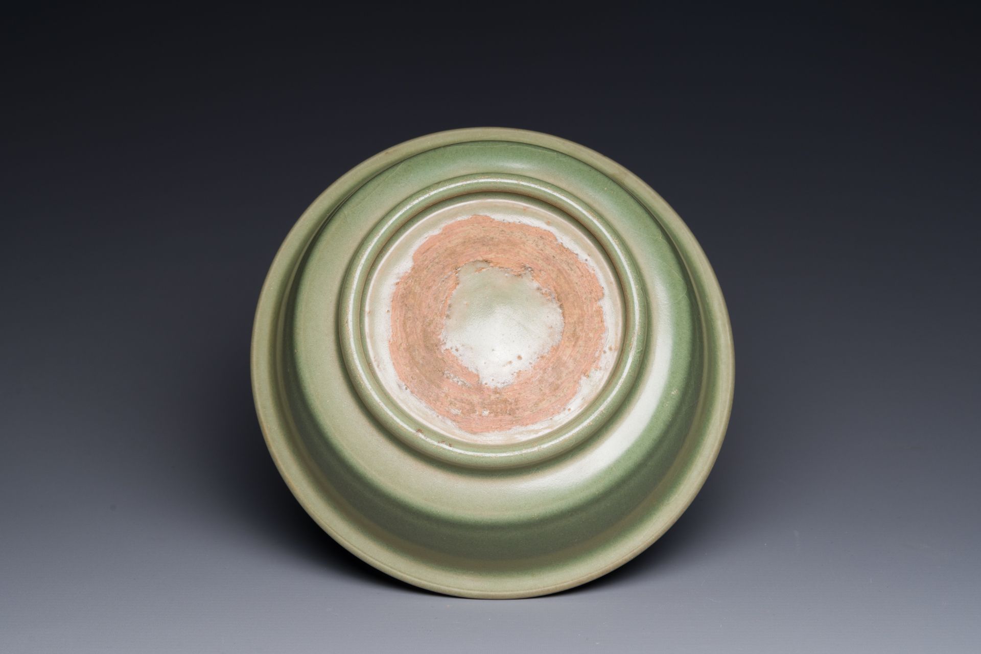 A Chinese Longquan celadon brush washer with anhua 'fish' design, Yuan/Ming - Bild 5 aus 5