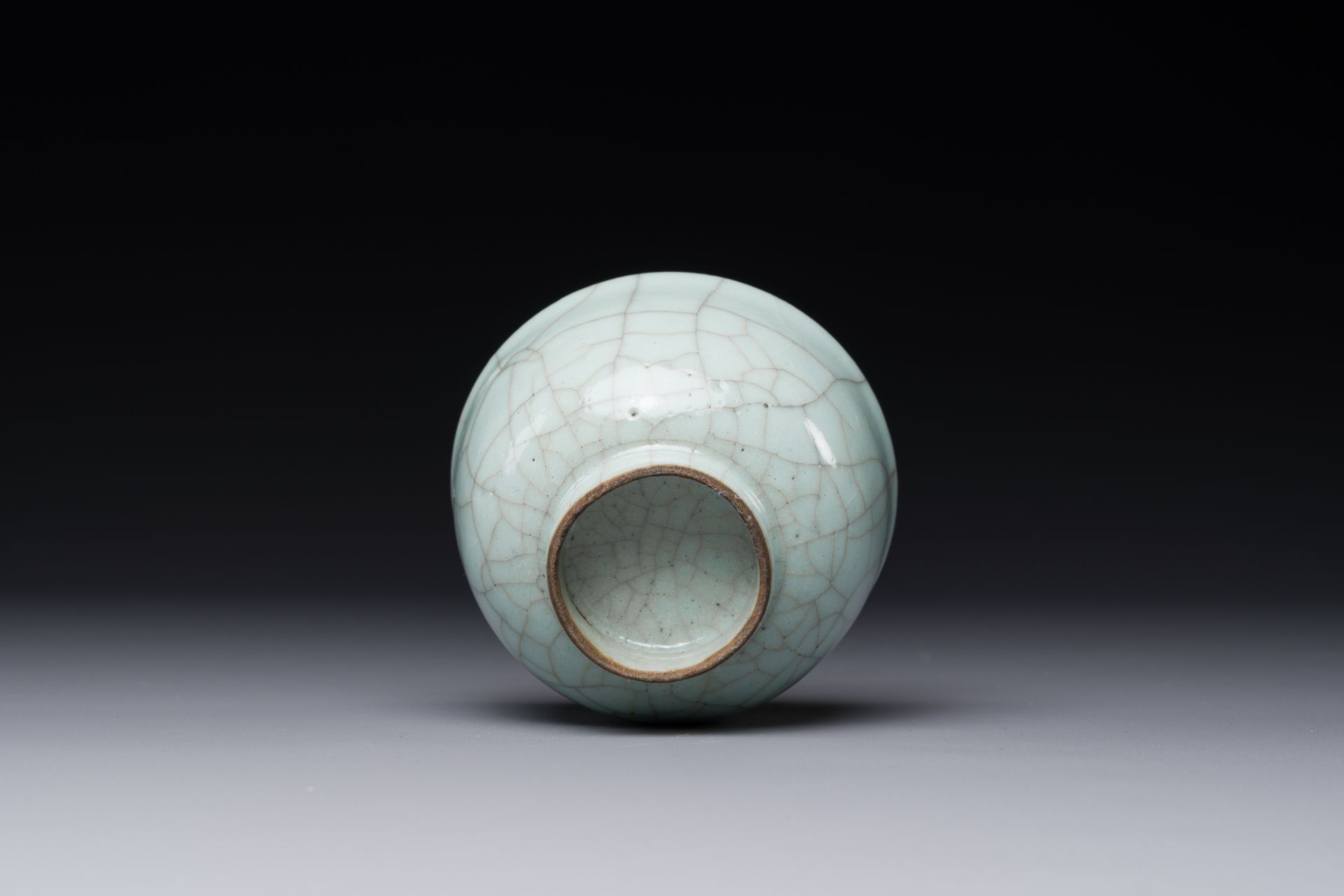 A Chinese ge-type crackle-glazed tea cup, 19th C. - Bild 4 aus 4