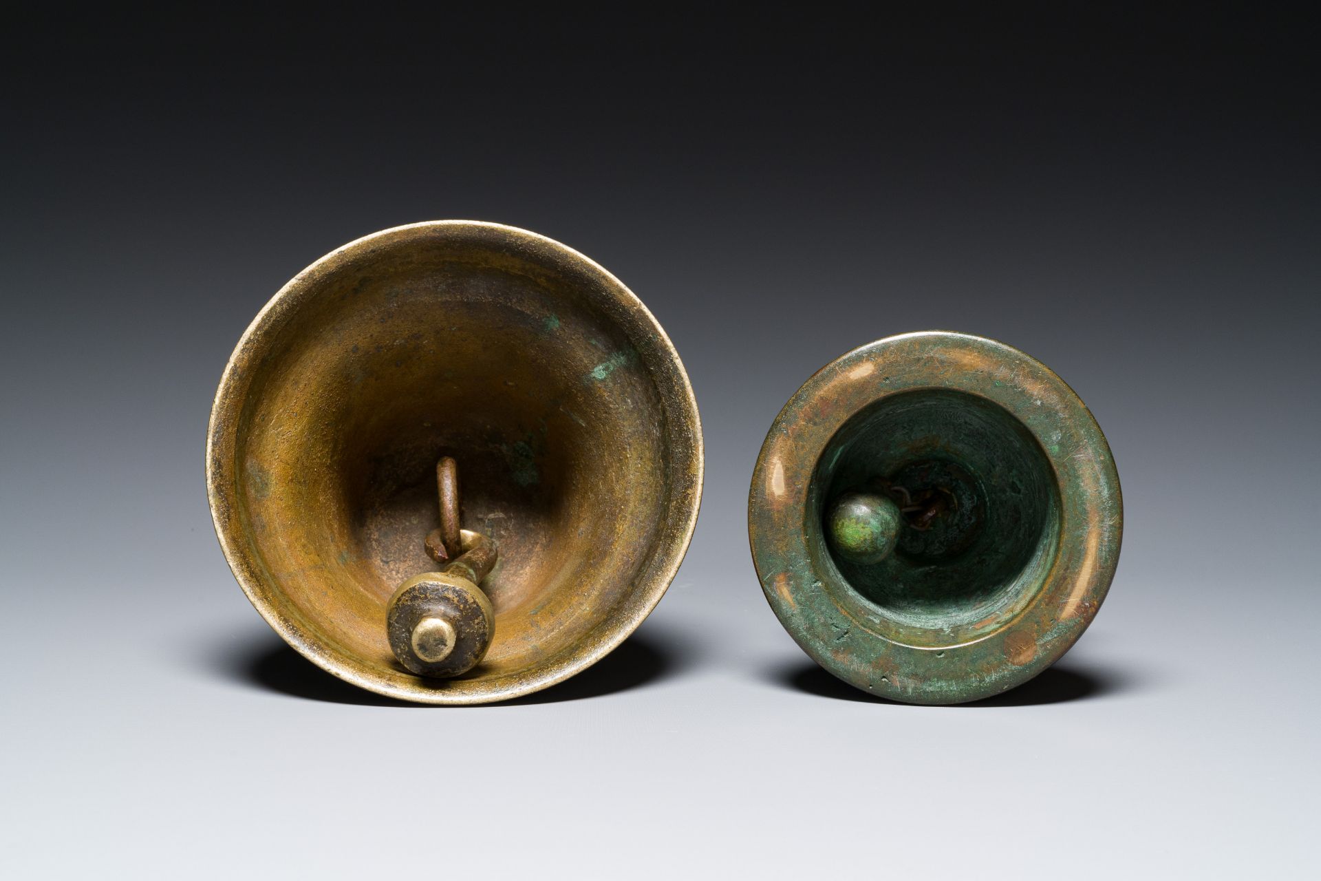 A bronze bell and a ceremonial hand bell, South Asia and Southeast Asia, 19th C. or earlier - Bild 21 aus 21