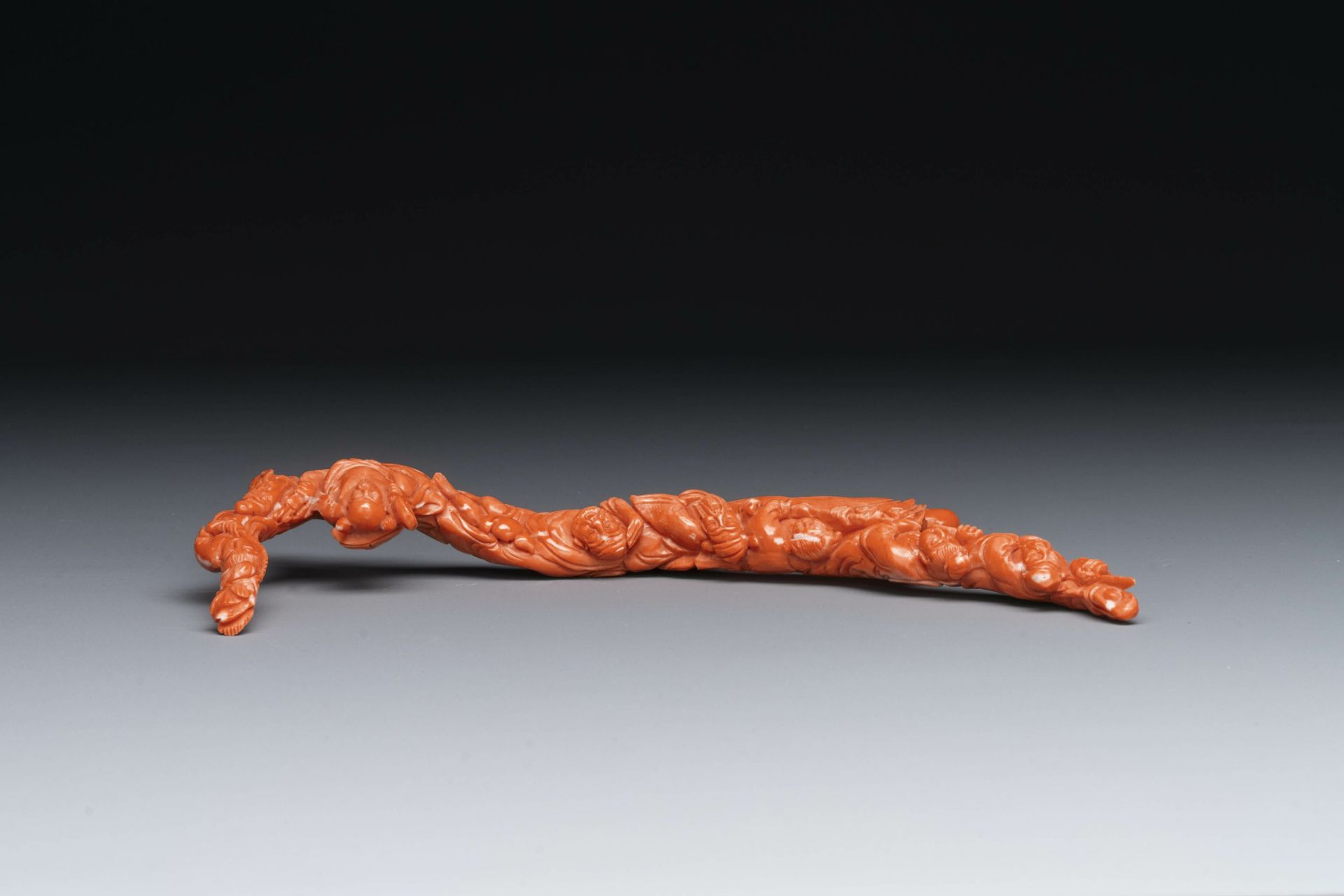 A Chinese red coral 'Eight Immortals' group on wooden stand, 19/20th C. - Bild 5 aus 6