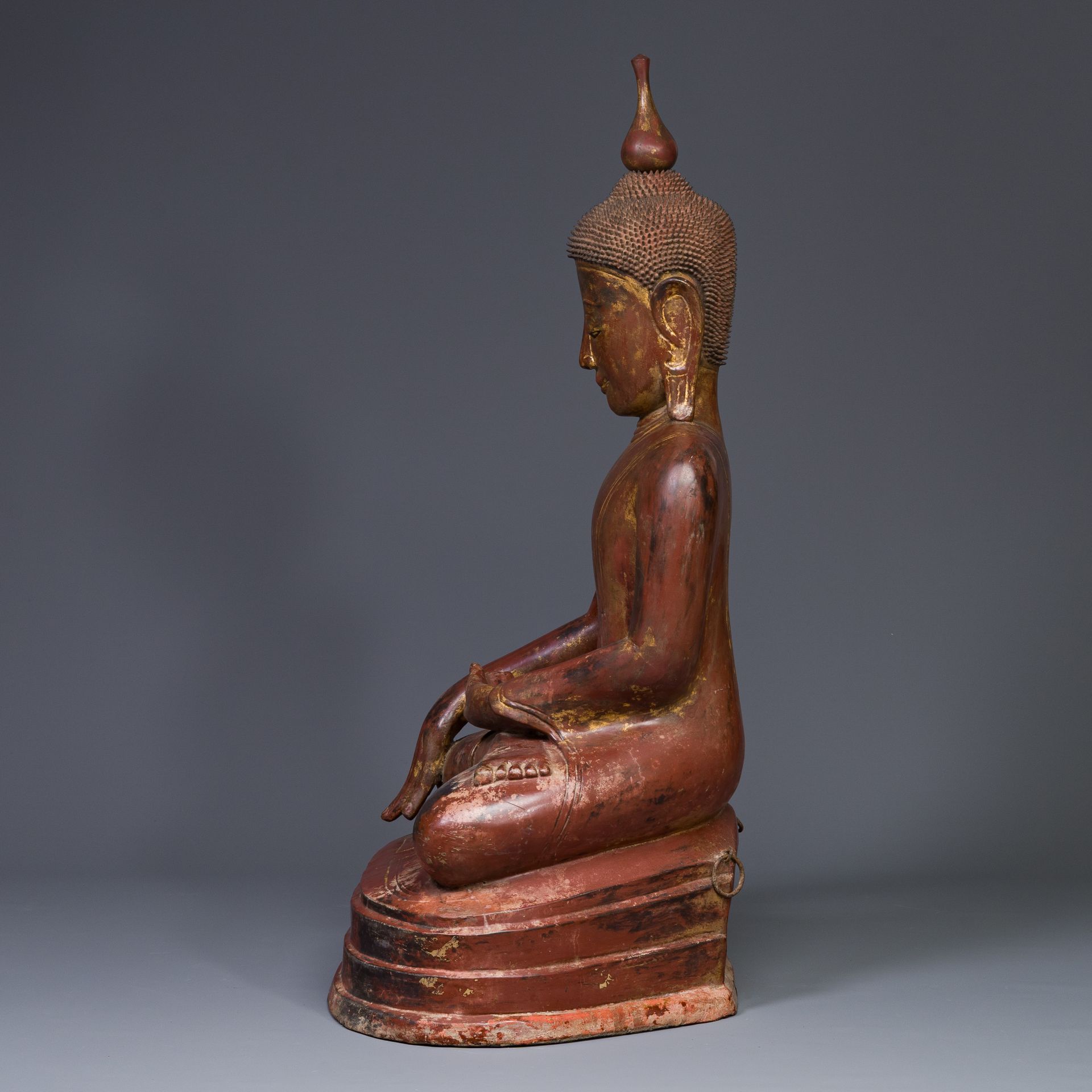A large Burmese gilded lacquer Buddha in bhumisparsha mudra, 19/20th C. - Image 11 of 18
