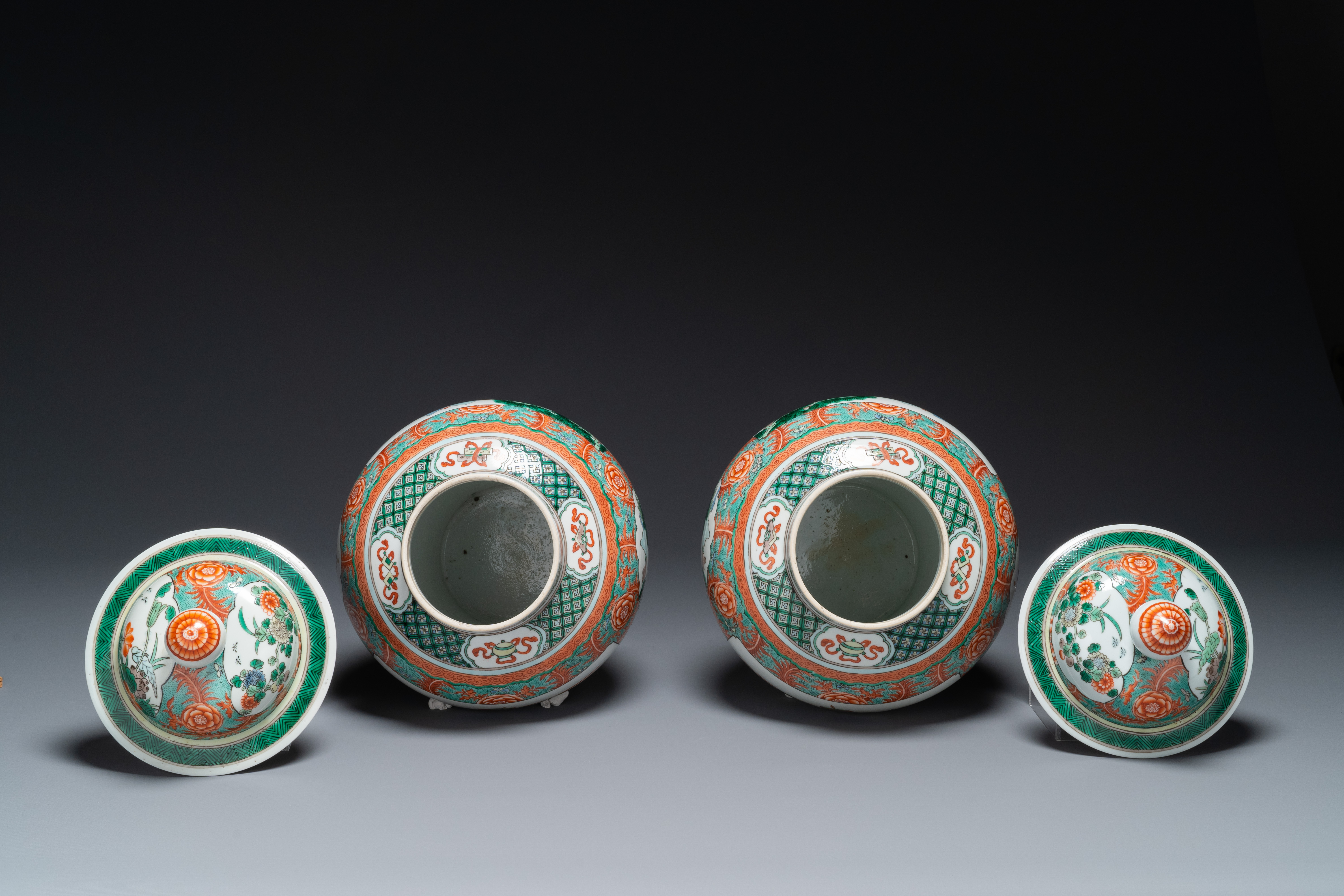 A pair of Chinese famille verte 'Wen Wang Fang Xian æ–‡çŽ‹è¨ªè³¢' vases and covers, 19th C. - Image 3 of 4