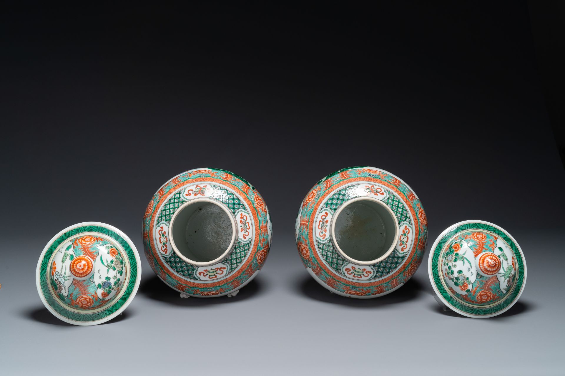 A pair of Chinese famille verte 'Wen Wang Fang Xian æ–‡çŽ‹è¨ªè³¢' vases and covers, 19th C. - Bild 3 aus 4