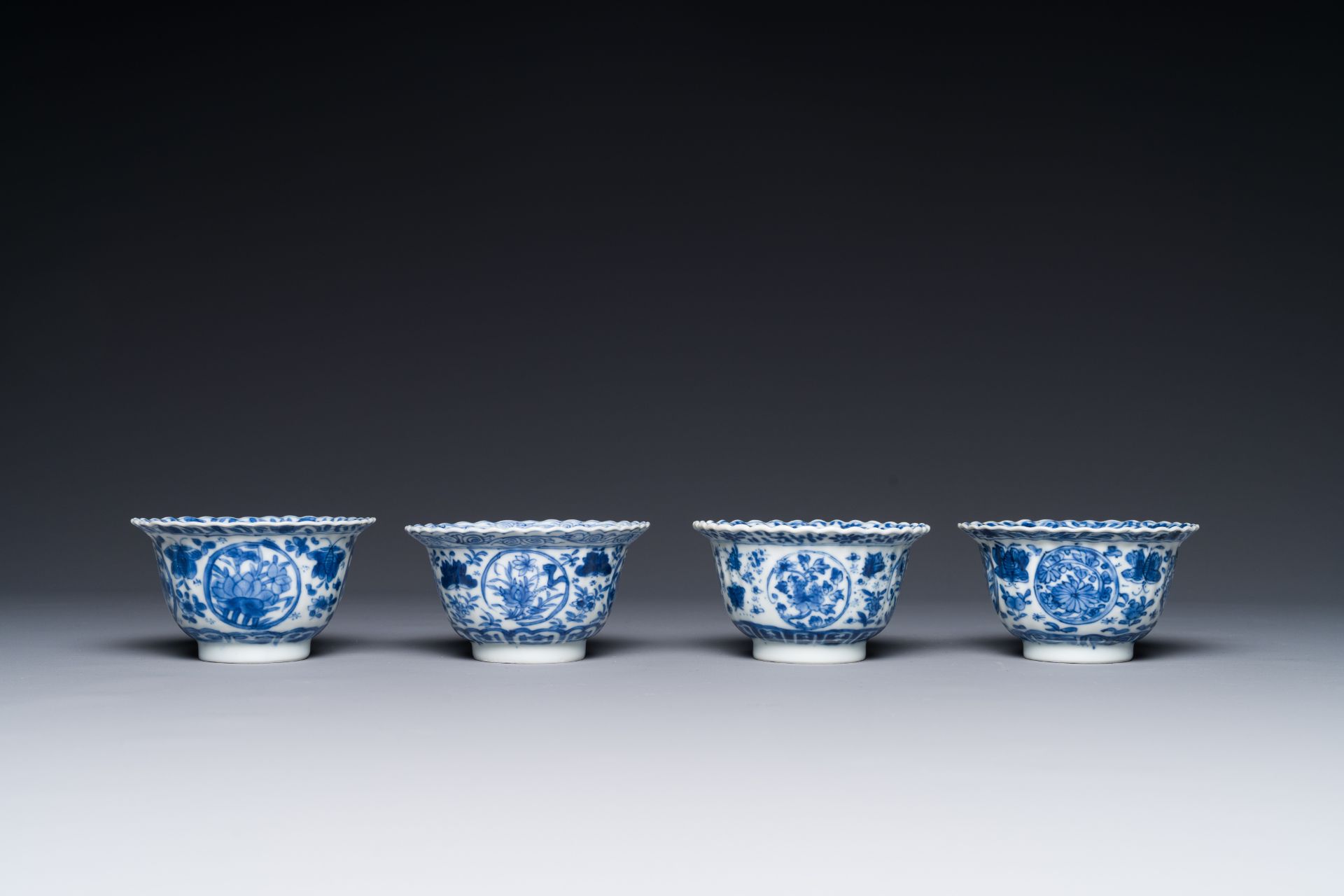 Ten Chinese blue and white cups and fourteen saucers with floral decor, lingzhi mark, Kangxi - Bild 5 aus 6