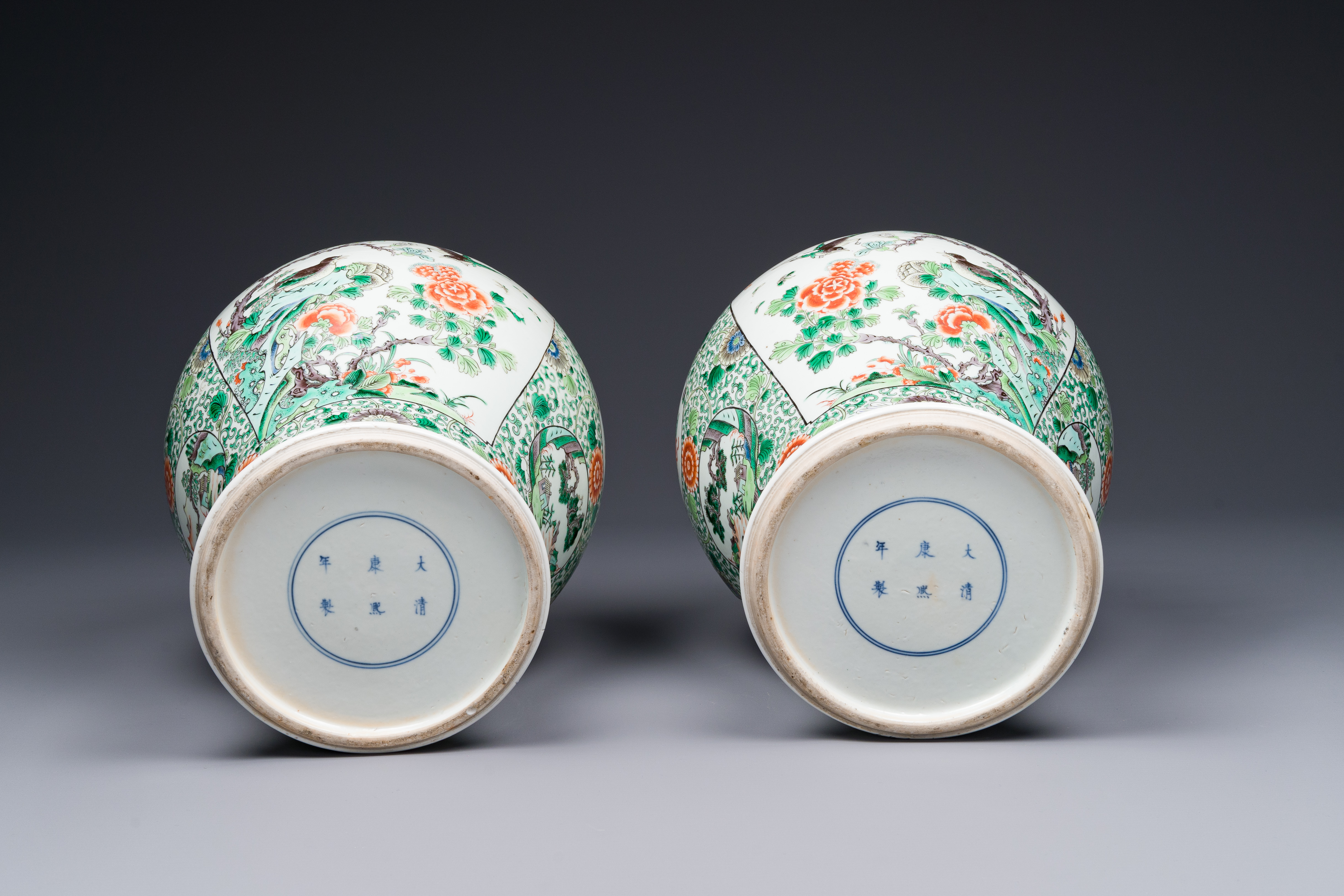 A pair of Chinese famille verte 'bird and flower' vases and covers, Kangxi mark, 19th C. - Image 8 of 8