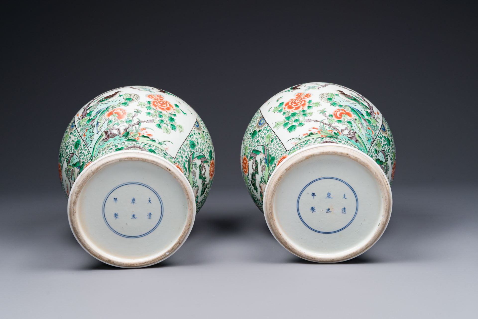 A pair of Chinese famille verte 'bird and flower' vases and covers, Kangxi mark, 19th C. - Bild 8 aus 8