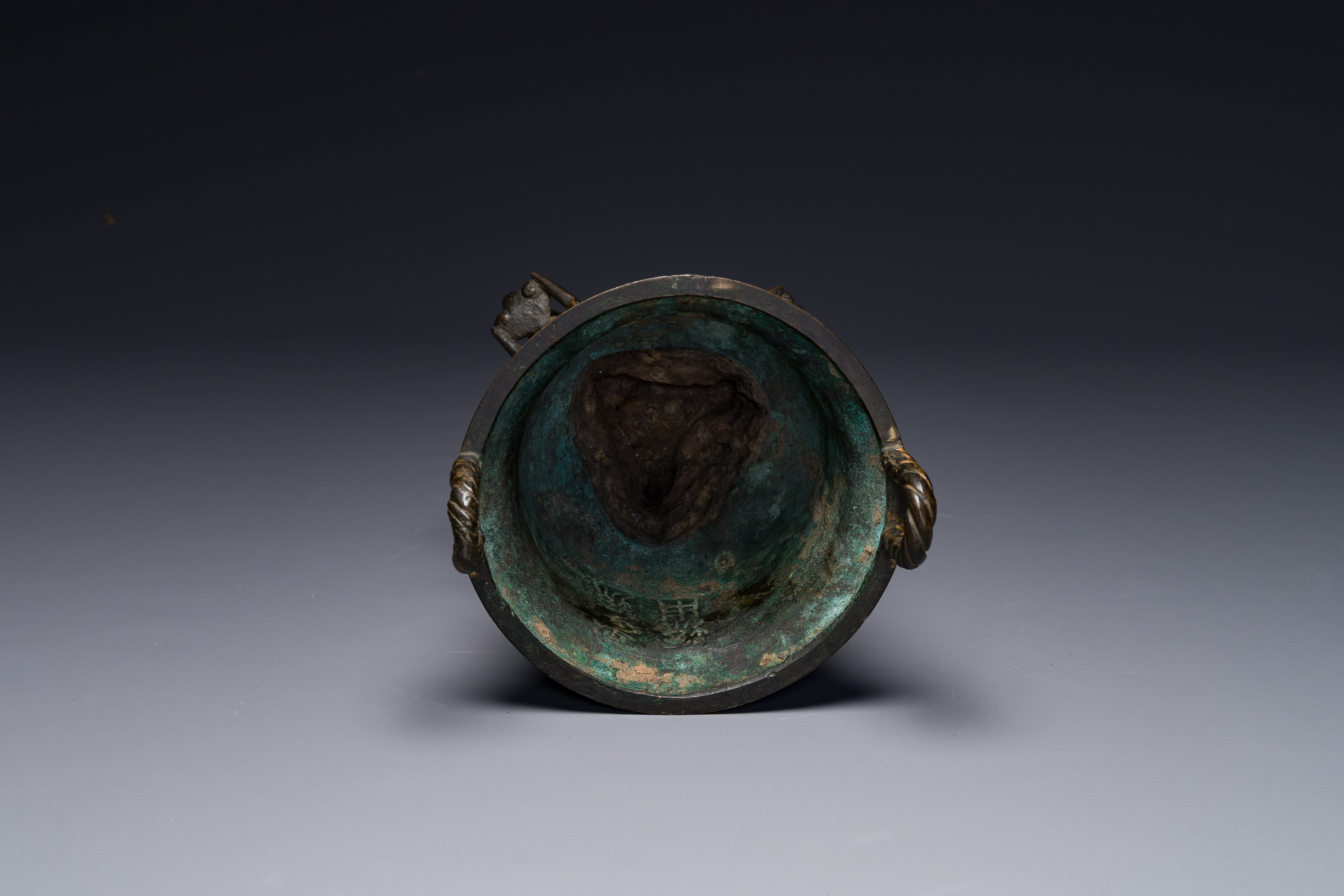 A Chinese archaistic Western Zhou-style bronze ritual food vessel, 'yan', Ming - Image 8 of 12