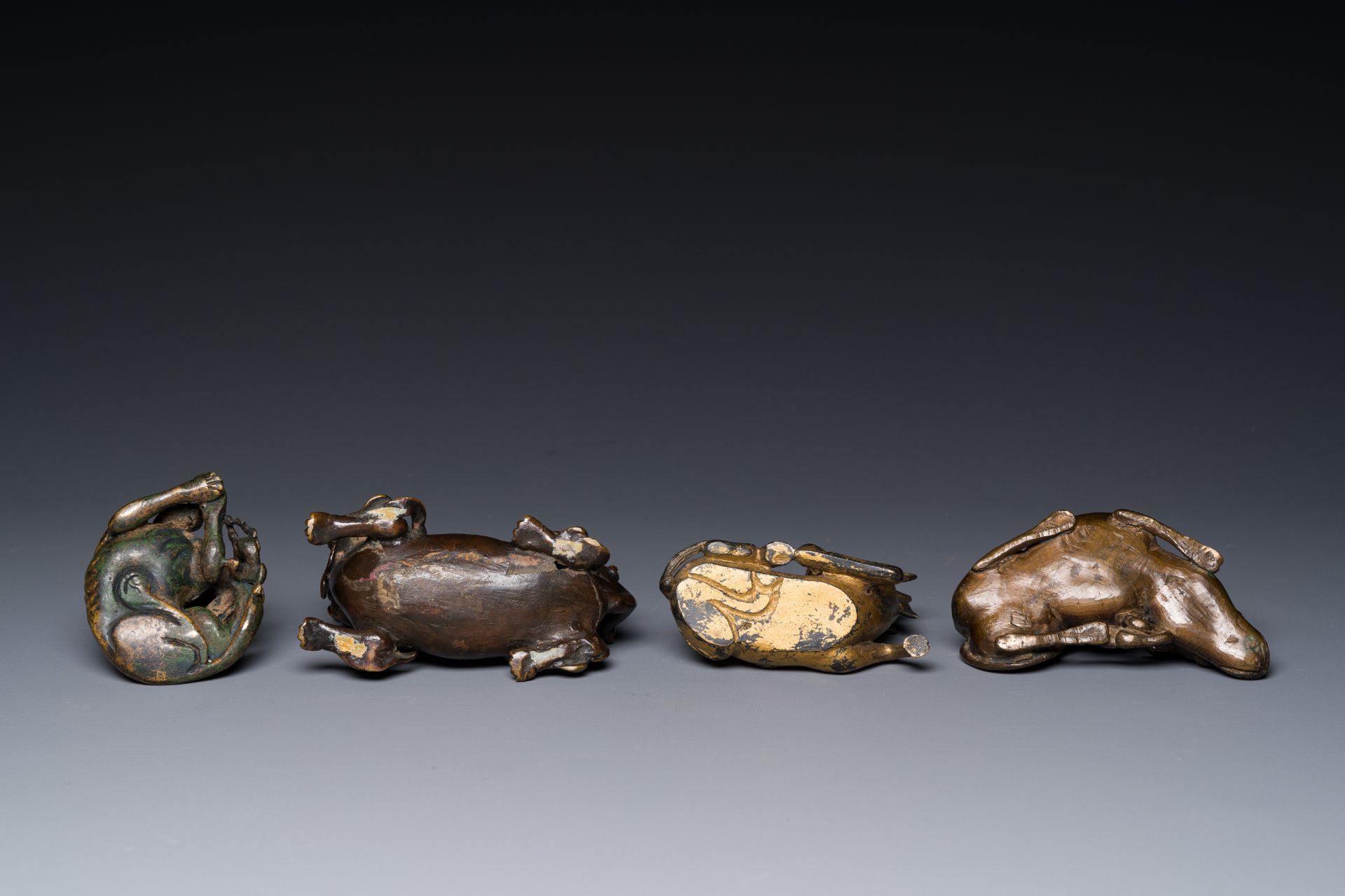 A group of four Chinese gilt bronze paper-weights, Ming/Qing - Bild 7 aus 7