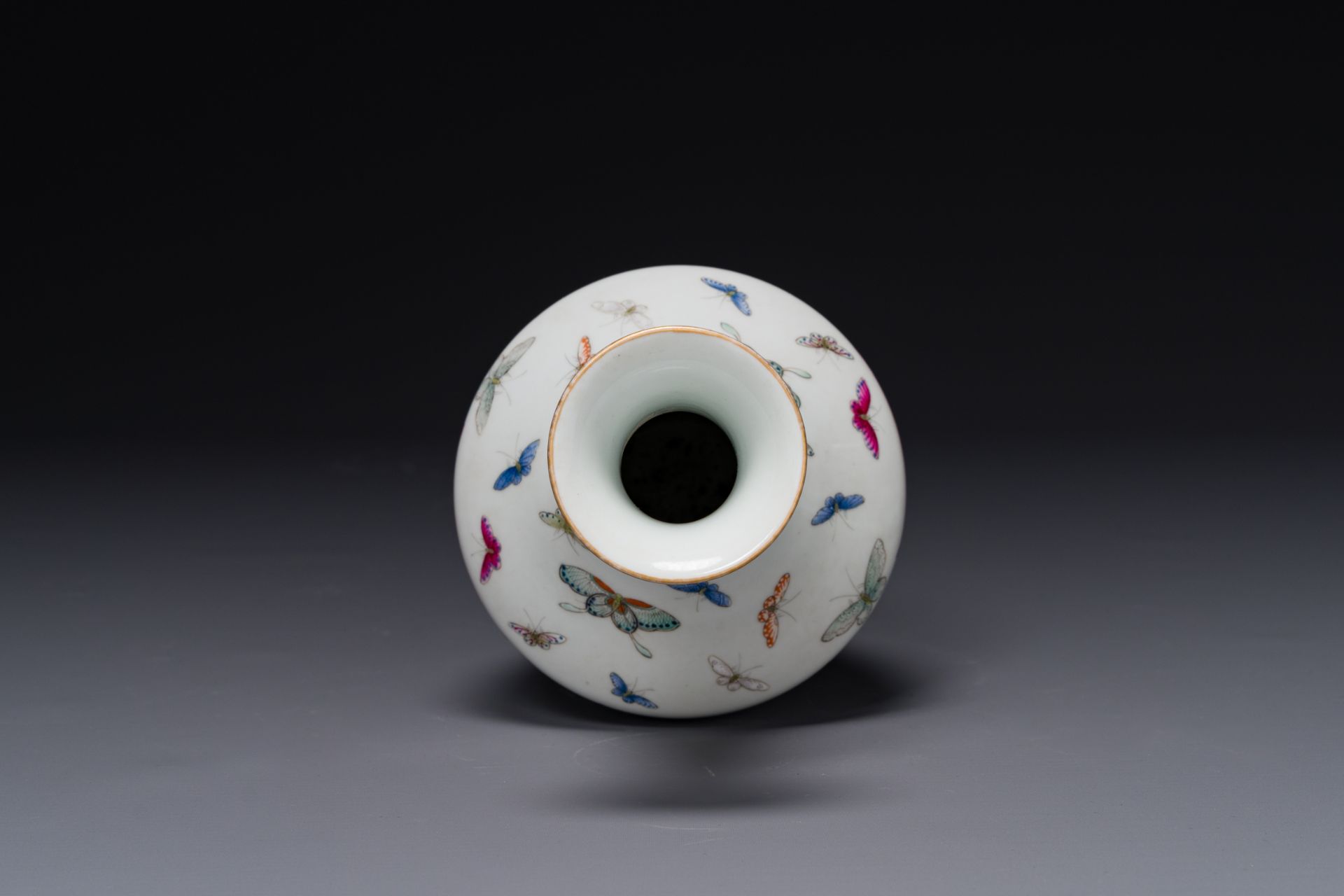A Chinese famille rose vase with butterfly design, Guangxu mark, 19th C. - Bild 5 aus 6