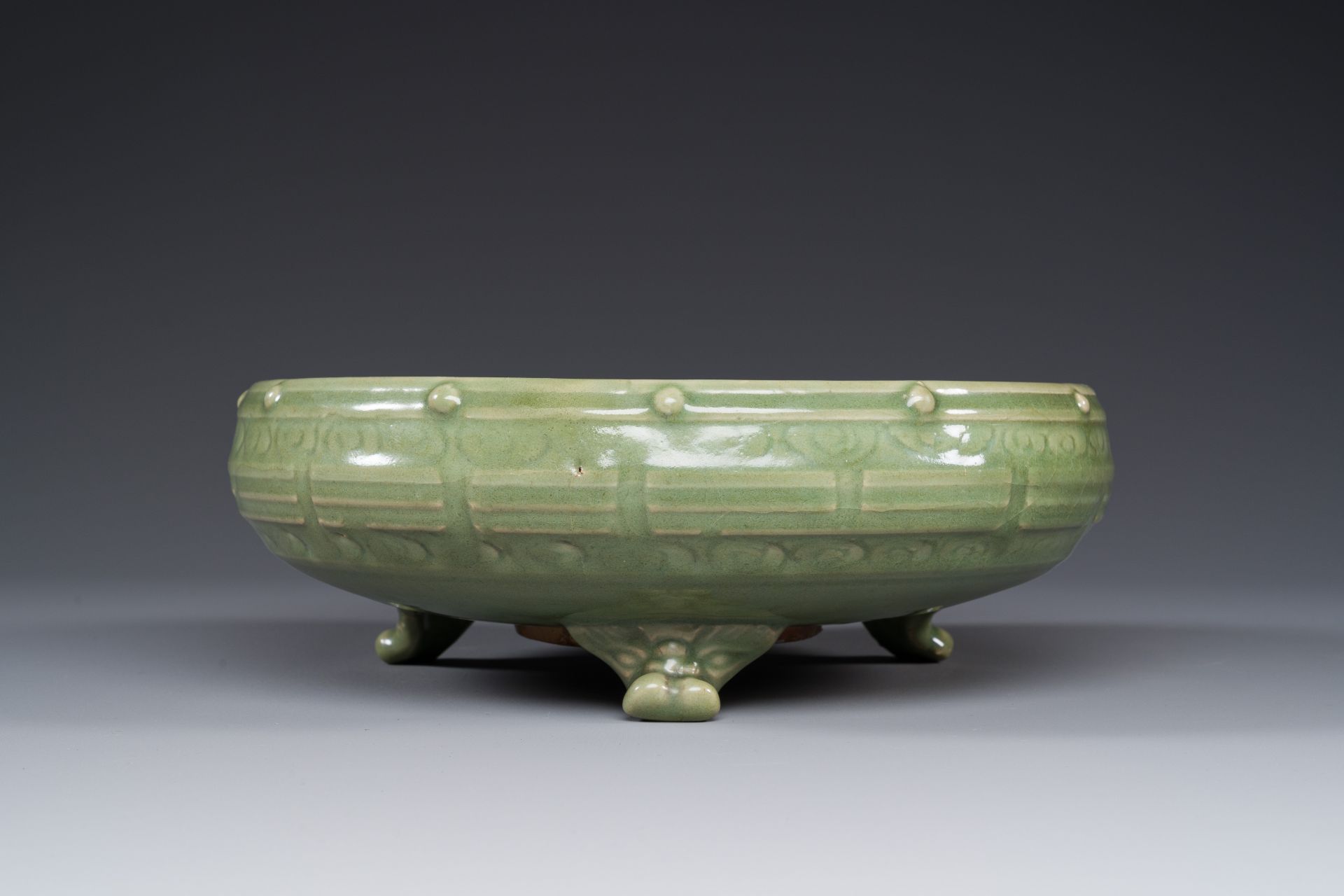 A Chinese Longquan celadon tripod censer on wooden stand, Yuan/Ming - Bild 2 aus 10