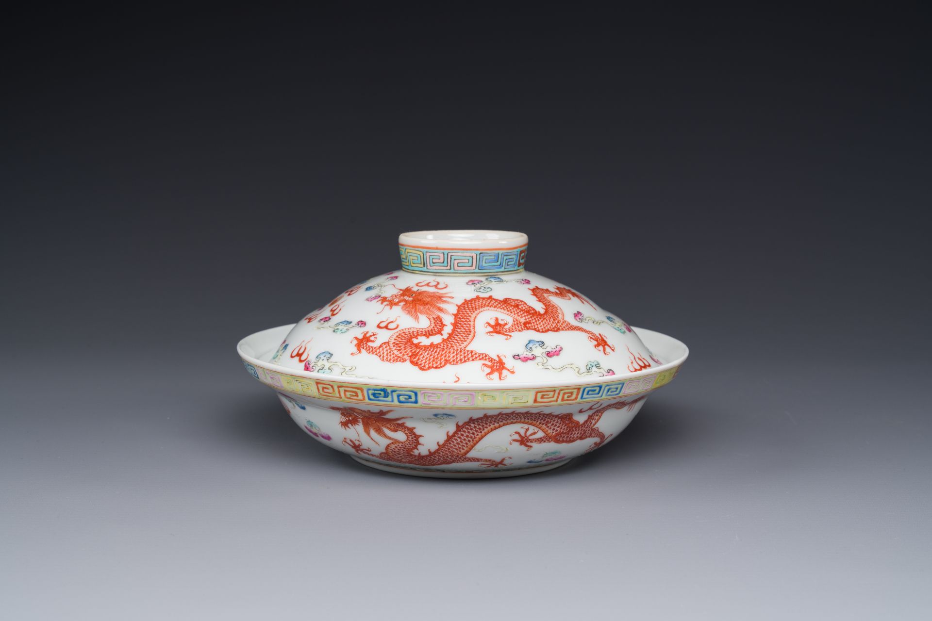 A Chinese famille rose bowl and cover with dragons chasing pearls, Guangxu mark, 19th C. - Bild 2 aus 6