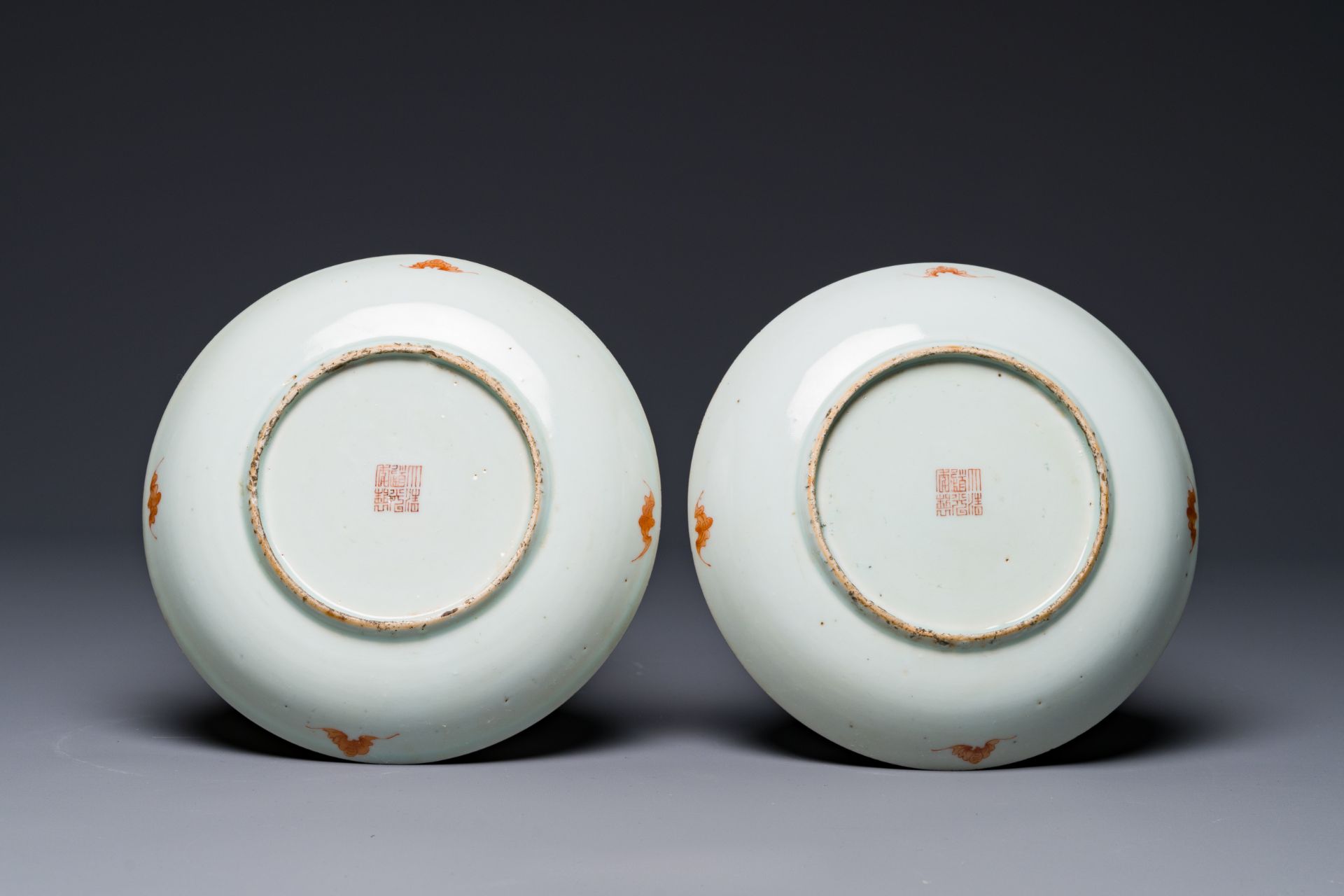 A pair of Chinese famille rose 'rice production' plates, Daoguang mark, 20th C. - Bild 2 aus 2