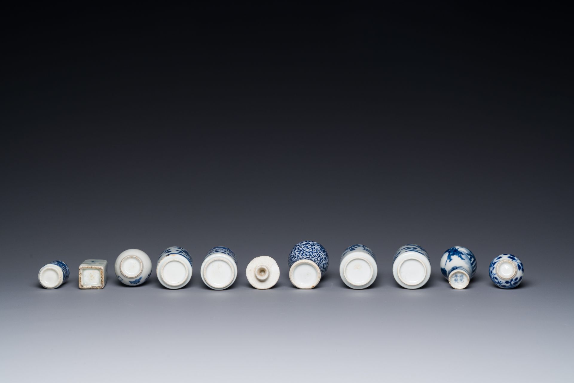 Ten Chinese blue and white vases and snuff bottles, 19th C. - Image 4 of 4