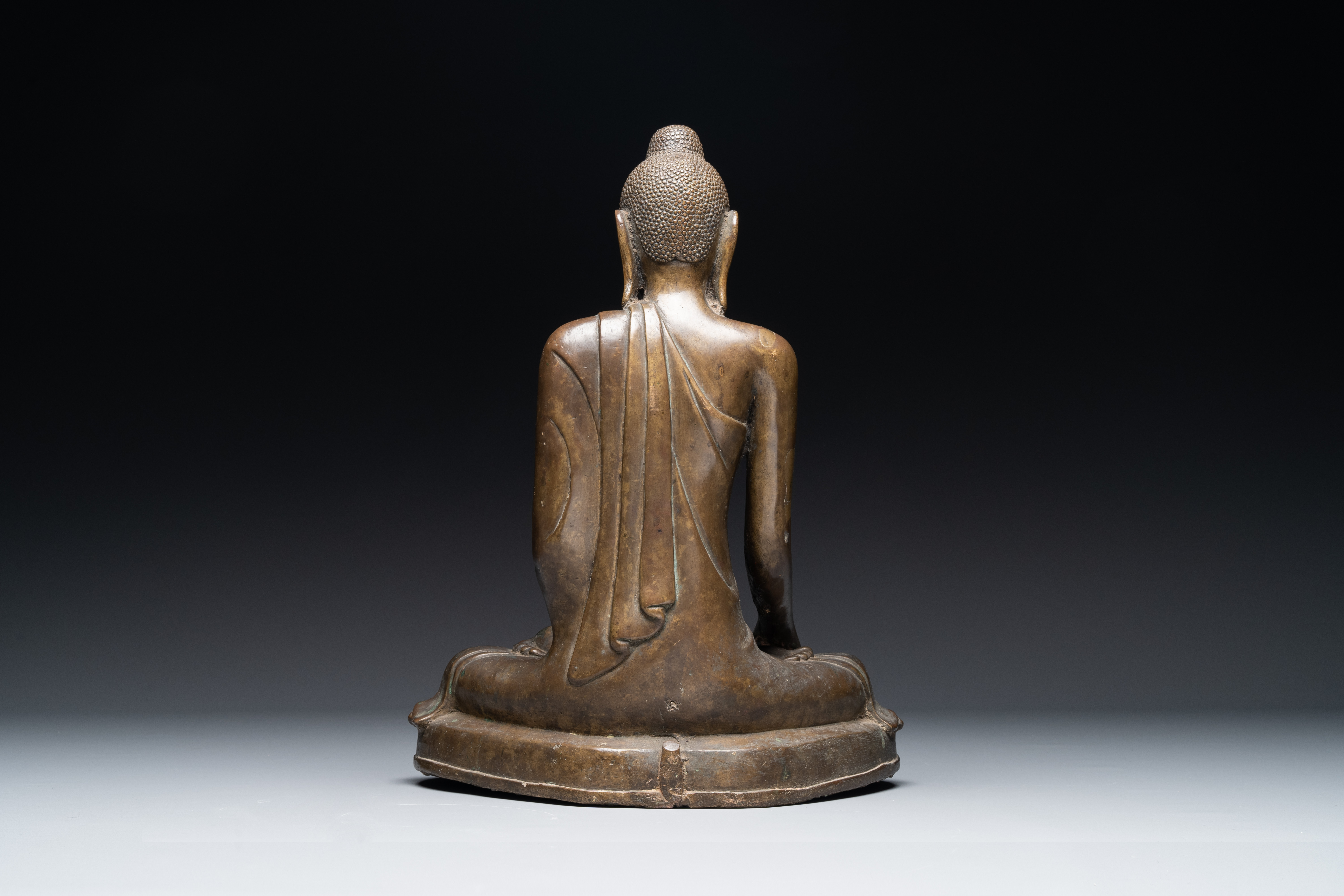 A Burmese bronze Mandalay-style Buddha in bhumisparsha mudra, 18/19th C. - Image 6 of 9