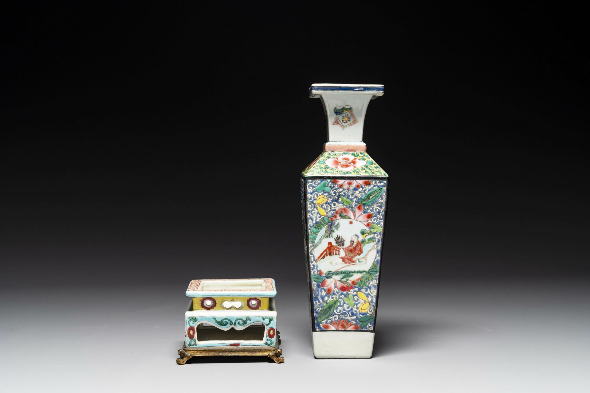 A square Chinese famille rose vase and stand with gilt bronze mount, Yongzheng - Bild 3 aus 7