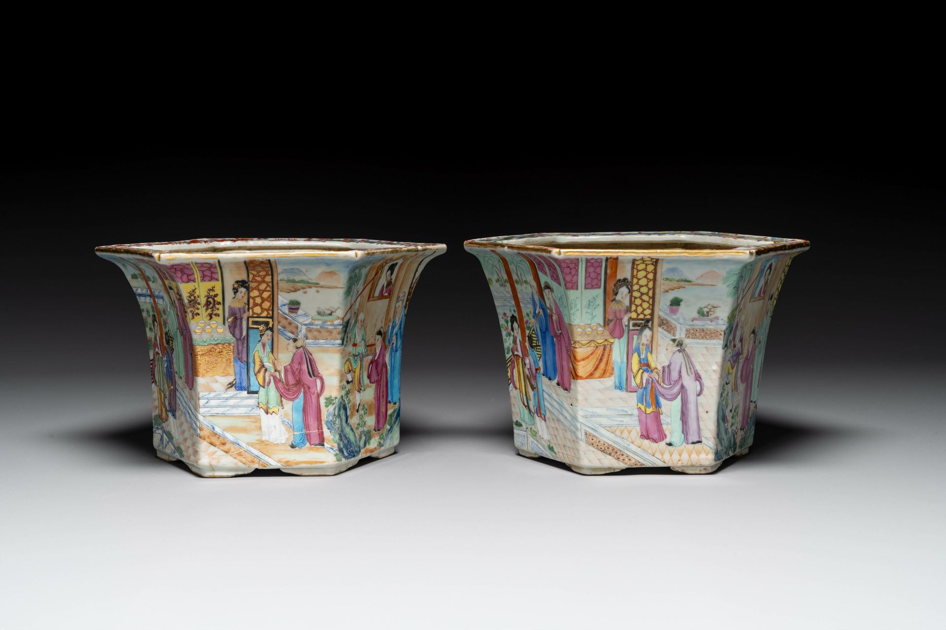 A pair of hexagonal Chinese Canton famille rose jardinieres on stands, 19th C. - Bild 4 aus 9
