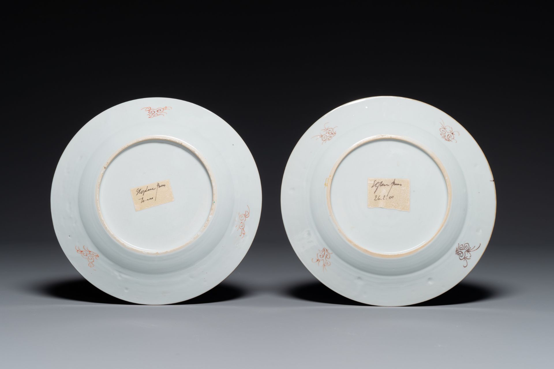 A pair of Chinese famille rose 'antiquities' dishes, Yongzheng - Bild 2 aus 2