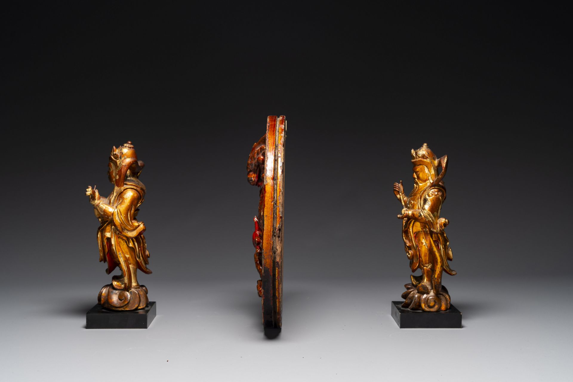 A pair of Chinese gilt-lacquered wooden guardians and a round 'dragon' plaque, 19th C. - Image 2 of 6