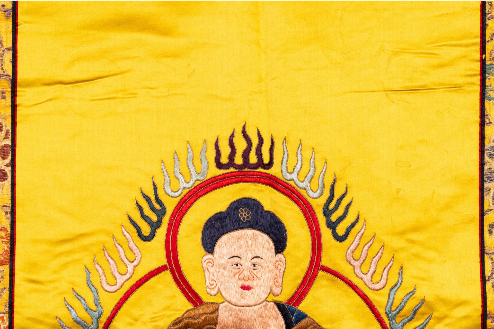 Three Chinese embroidered silk cloths with figural designs, 19/20th C. - Bild 4 aus 16