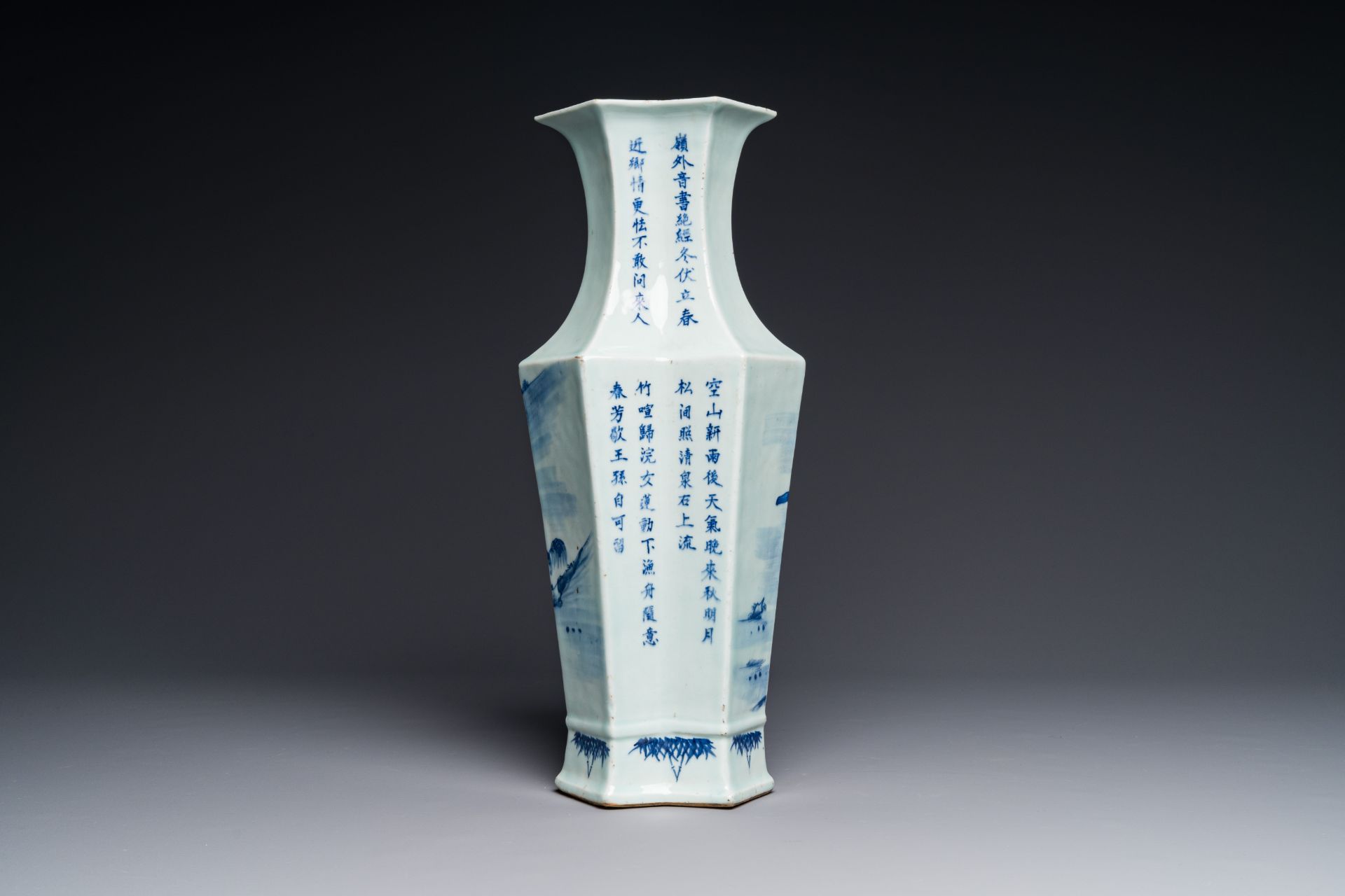 A Chinese blue and white double lozenge-shaped vase with a mountainous river landscape, 19th C. - Bild 2 aus 3