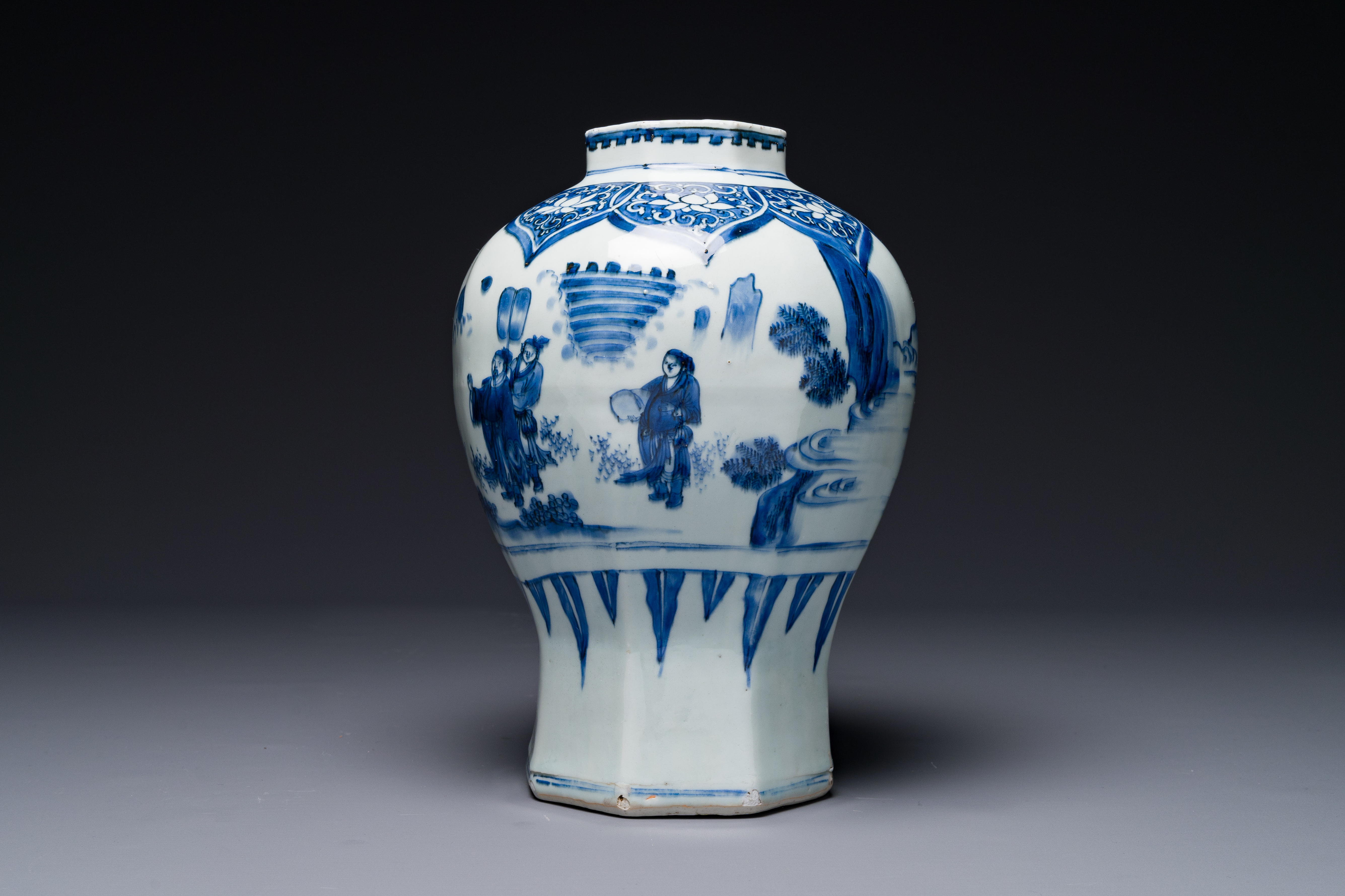 A Chinese blue and white octagonal 'Jia Guan Jin Jue åŠ å®˜æ™‰çˆµ' vase, Transitional period - Image 5 of 7