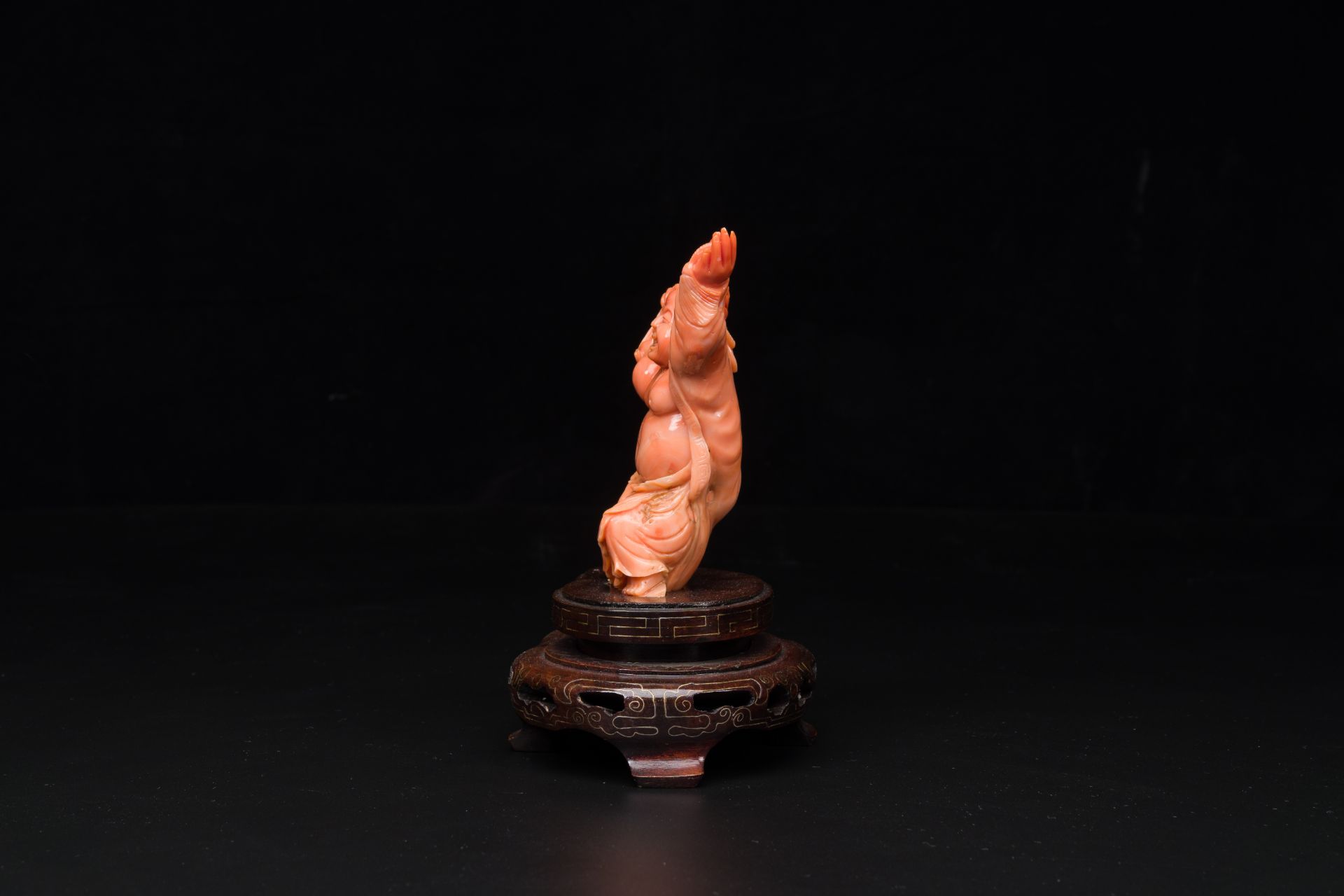 A Chinese red coral figure of a laughing Buddha on wooden stand, 19/20th C. - Bild 4 aus 5