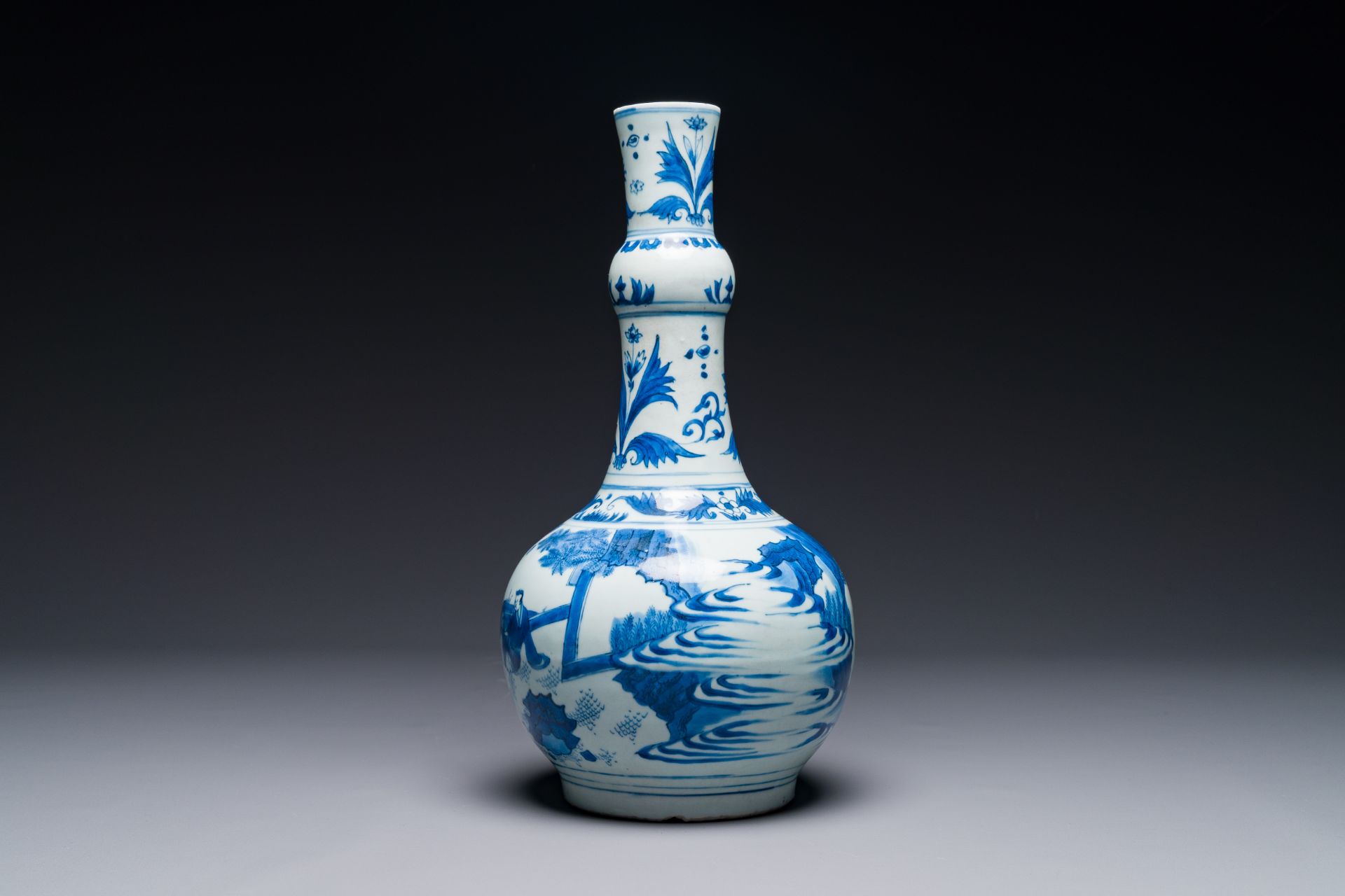 A Chinese blue and white 'sages' bottle vase, Transitional period - Bild 2 aus 6