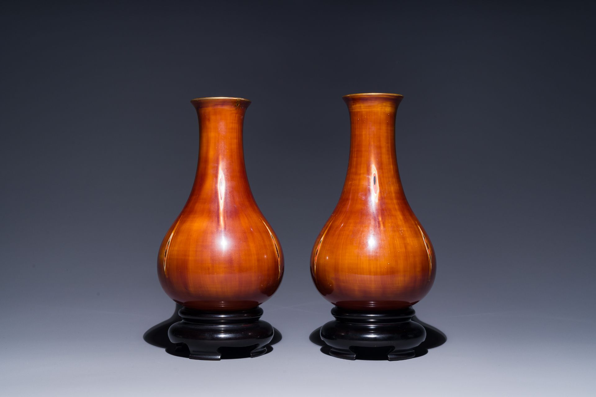 A pair of Chinese Foochow lacquer 'bamboo' vases, 19/20th C. - Bild 2 aus 3