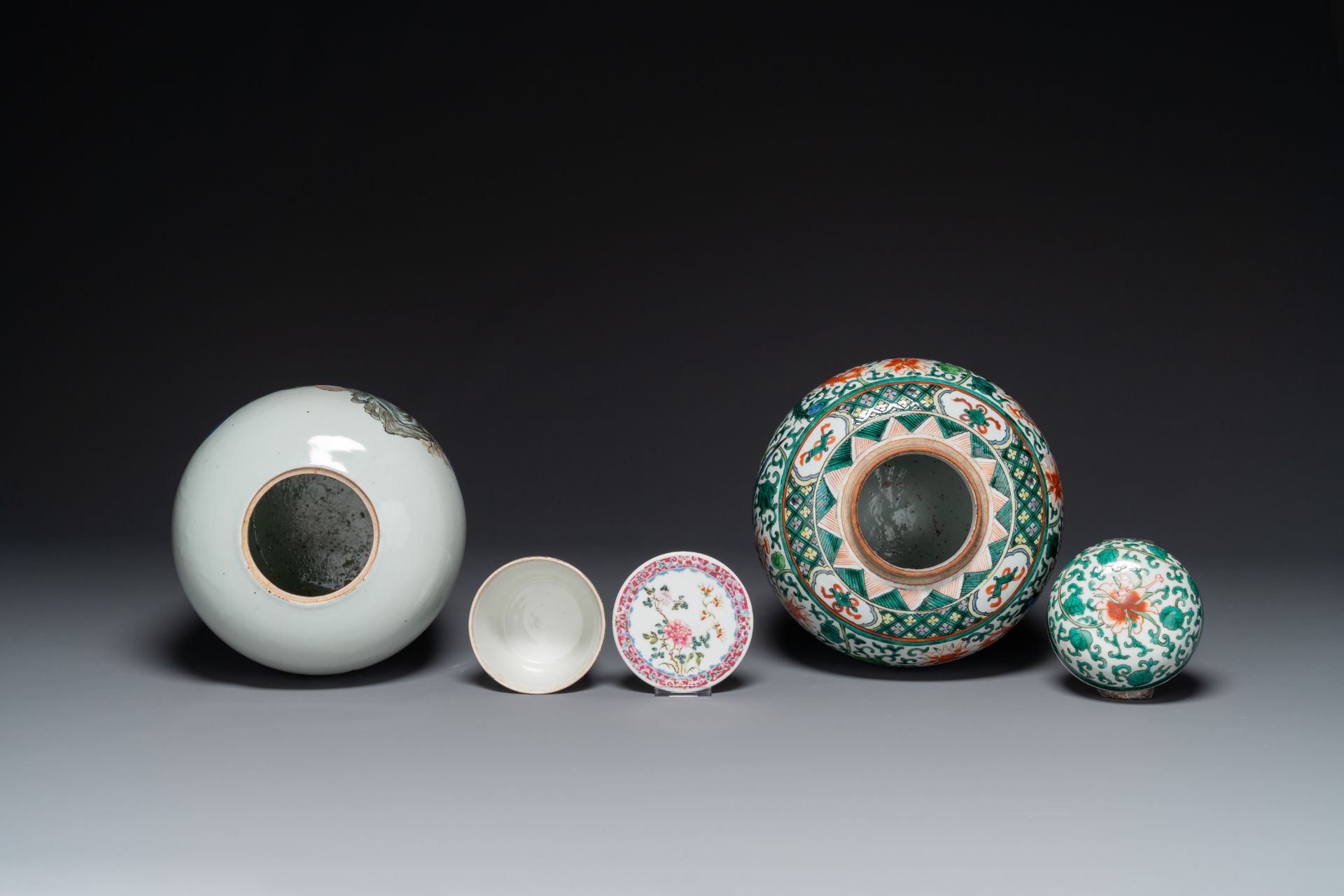 A pair of Chinese famille rose vases, two jars and a box with cover, 19/20th C. - Image 5 of 6