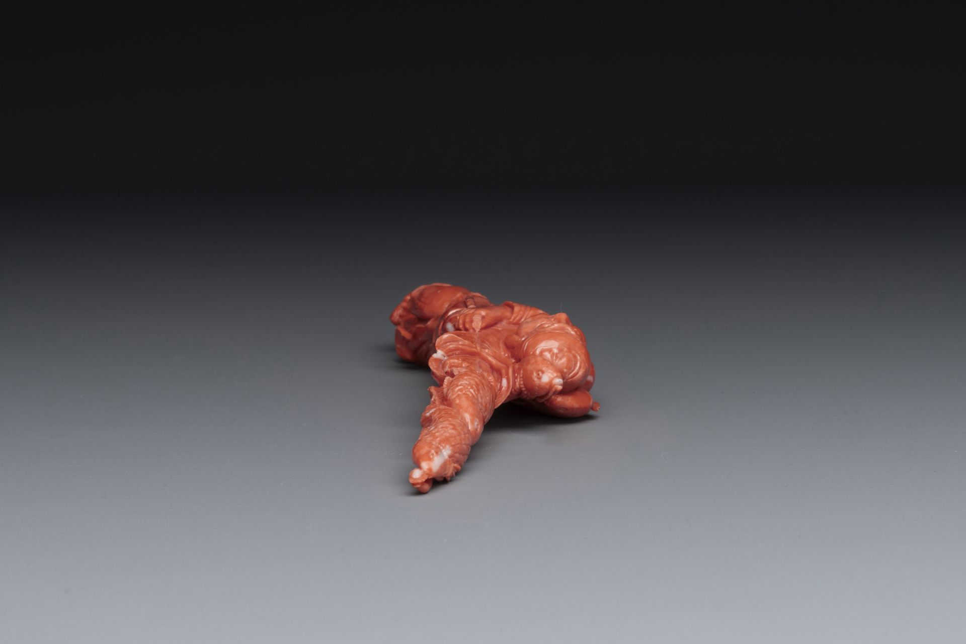 A Chinese red coral figure of a fisherman on wooden stand, 19/20th C. - Image 5 of 6