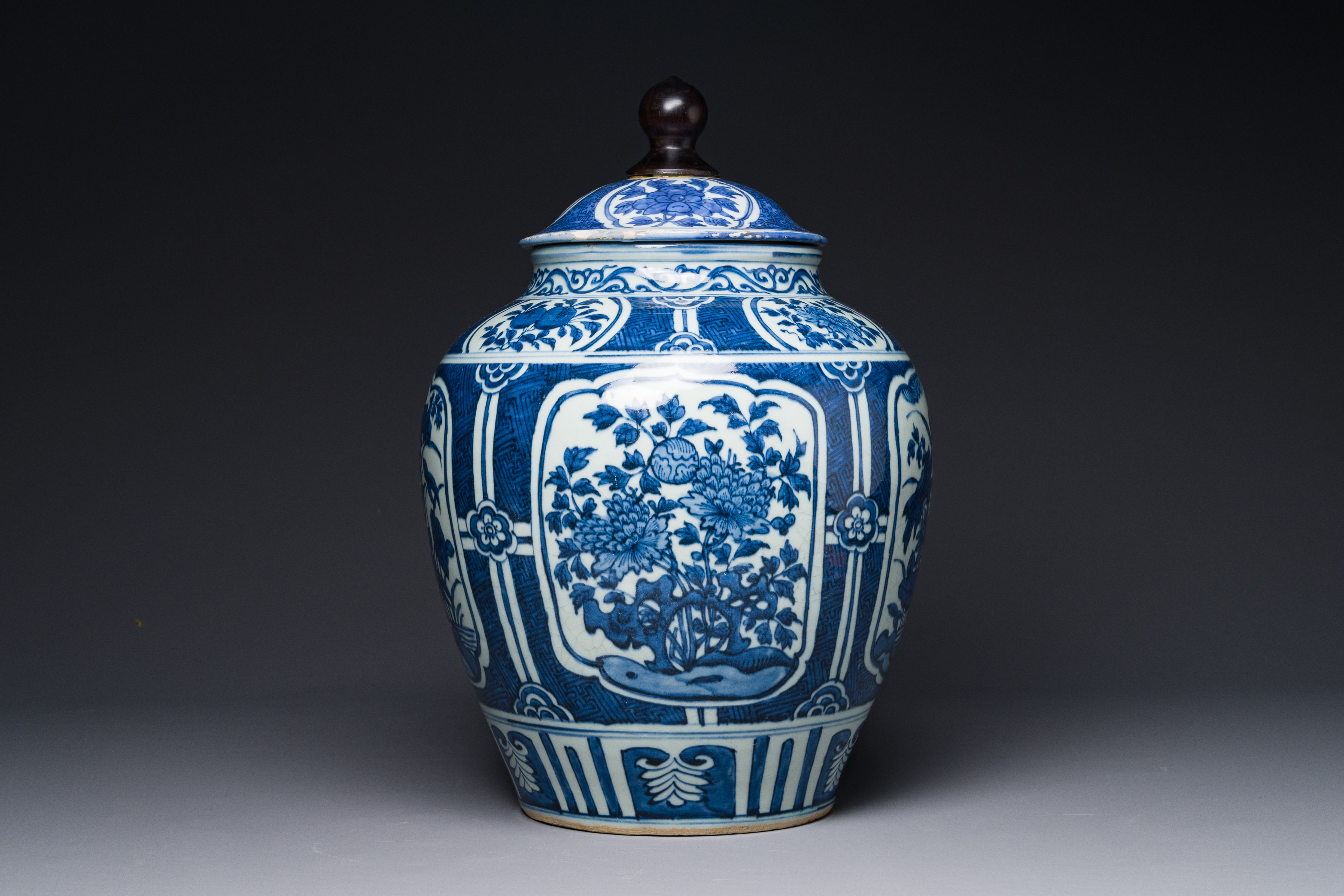 A Chinese blue and white jar and cover with floral design, Wanli - Image 3 of 7