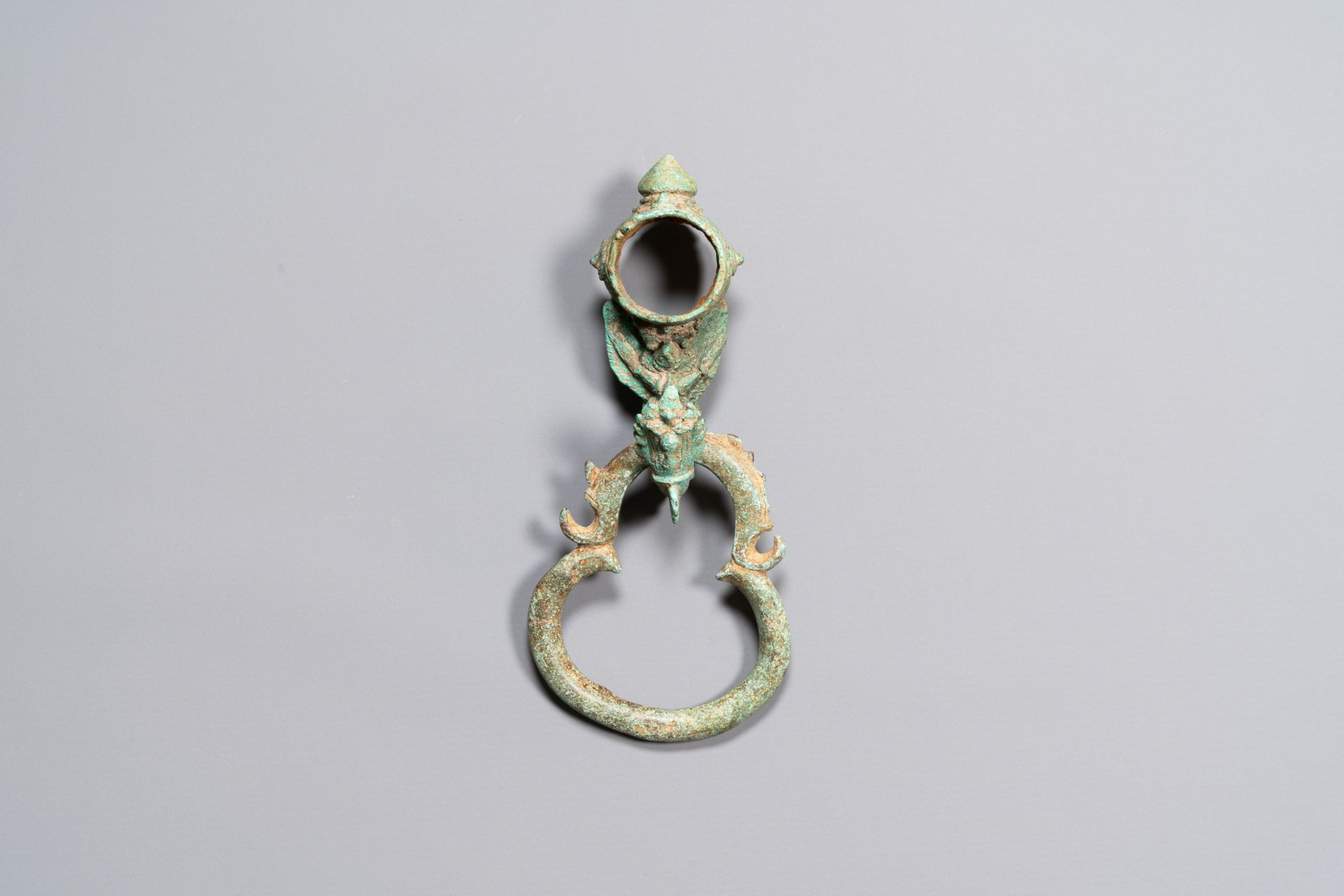 A bronze Khmer Bayon-style hanging hook from a palanquin, Angkor period, 12/13th C. - Image 5 of 30