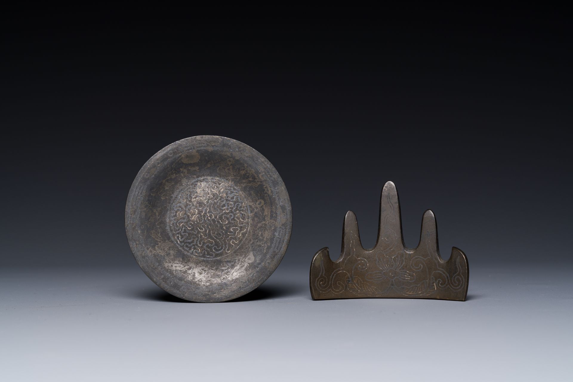 A group of four Chinese bronze scholarâ€™s desk objects, Shi Sou çŸ³åŸ mark, Ming/Qing - Bild 2 aus 8