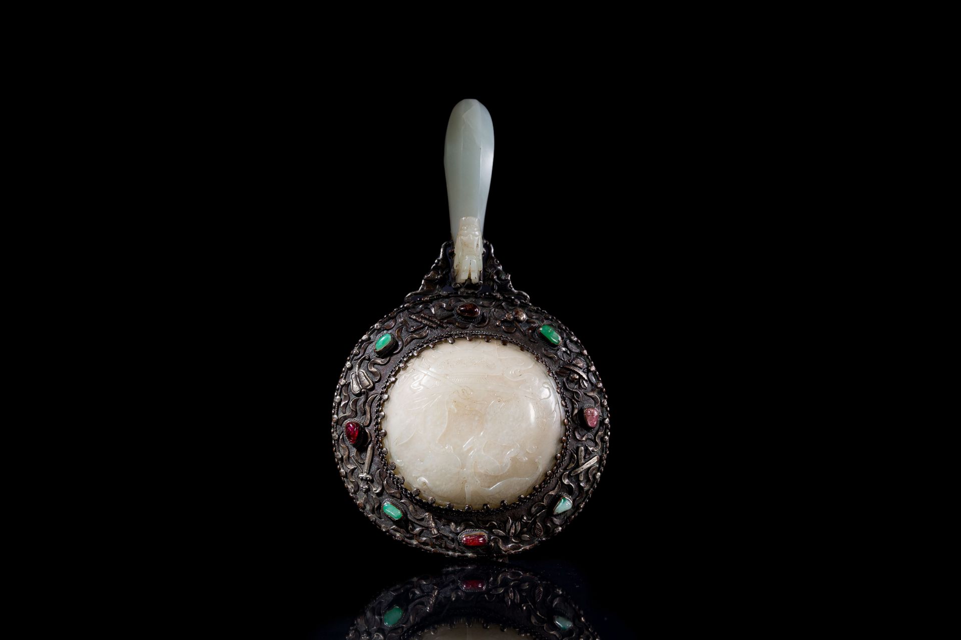 A Chinese white jade-mounted and gemstone inlaid silver hand mirror, 19/20th C. - Bild 2 aus 4