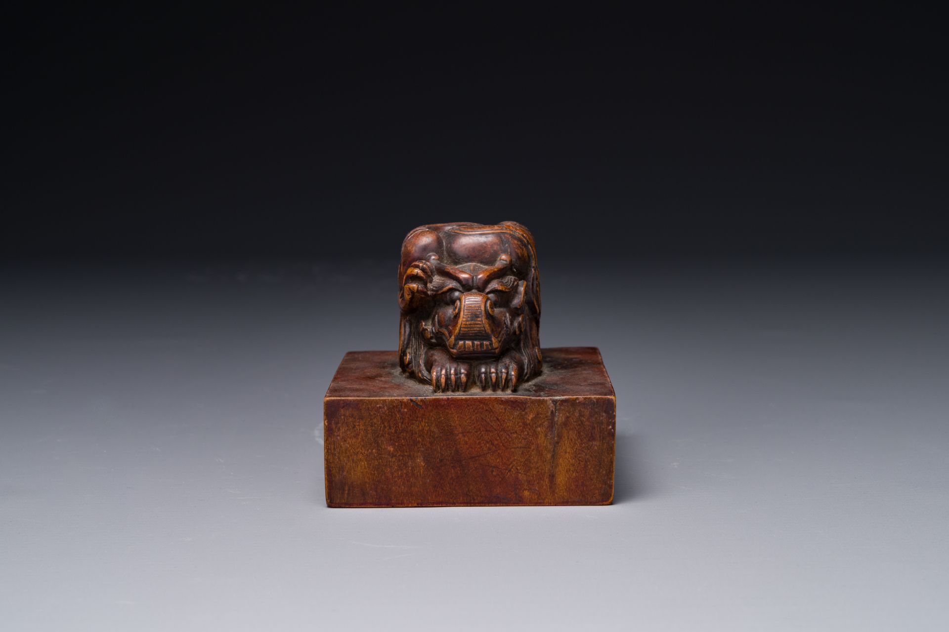 A Chinese sculpted hongmu wooden 'Jiaqing Yubi Zhibao å˜‰æ…¶å¾¡ç­†ä¹‹å¯¶' seal, 20th C. - Bild 2 aus 4