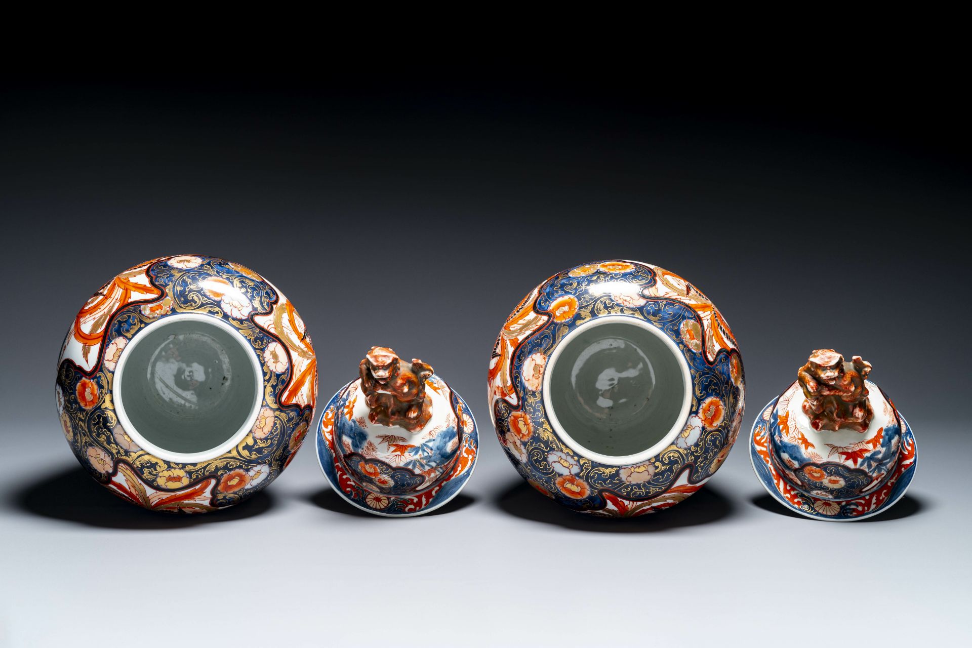 A pair of Japanese Imari covered vases, Edo, 18/19th C. - Image 3 of 4