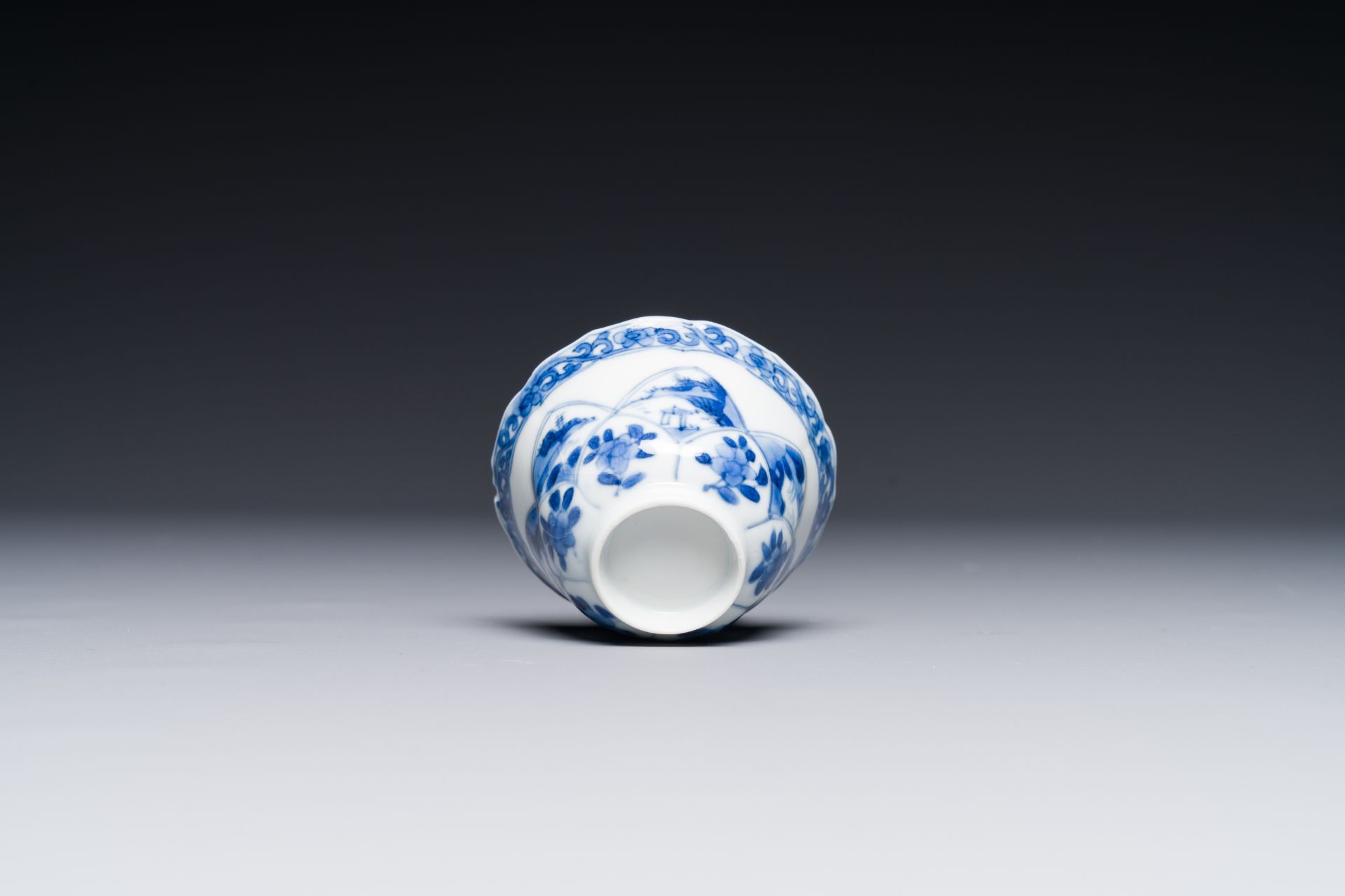 Four Chinese blue and white saucers and an 'erotic' cup, Kangxi - Bild 7 aus 7