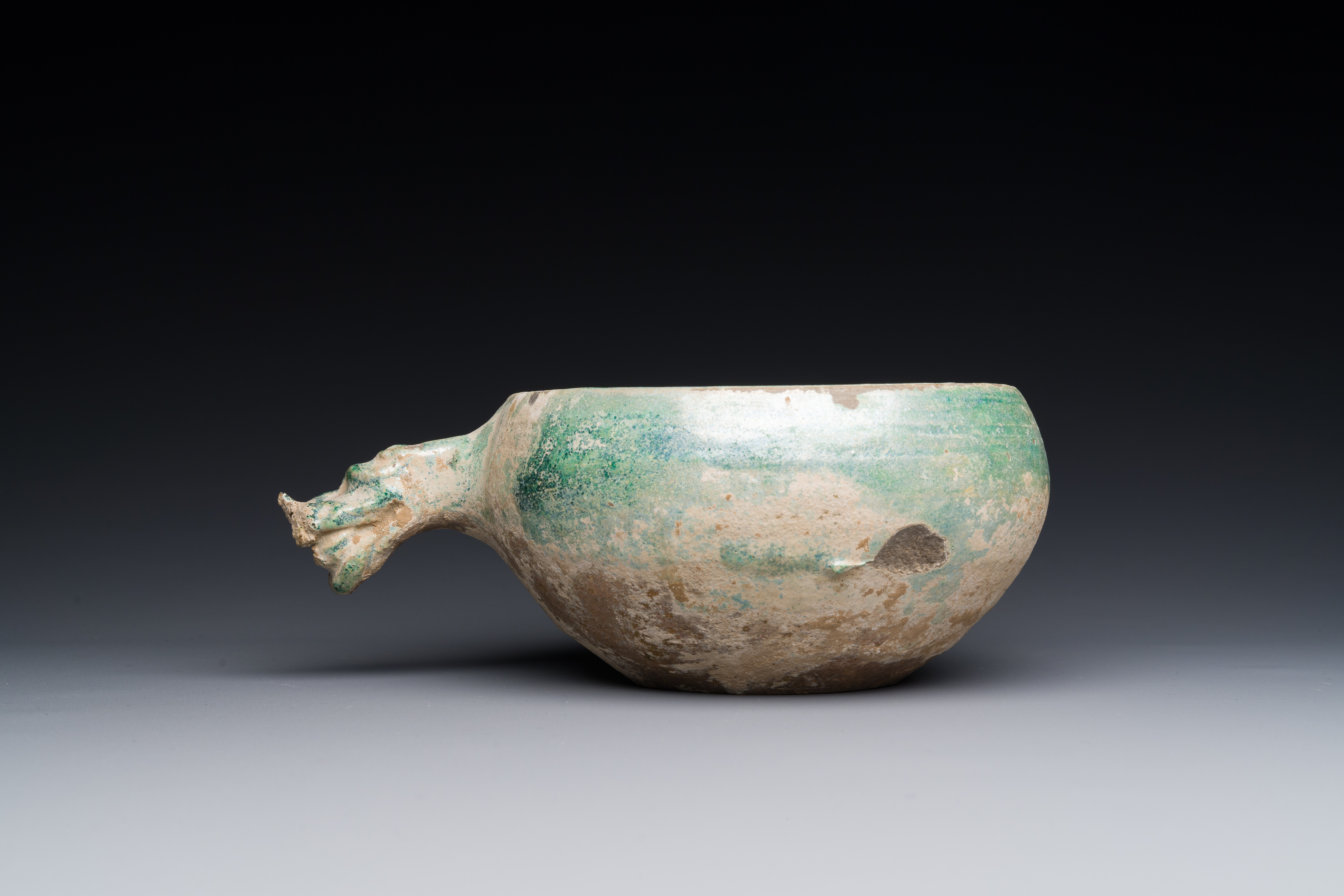 A Chinese monochrome green-glazed pottery scoop, Han - Image 3 of 5